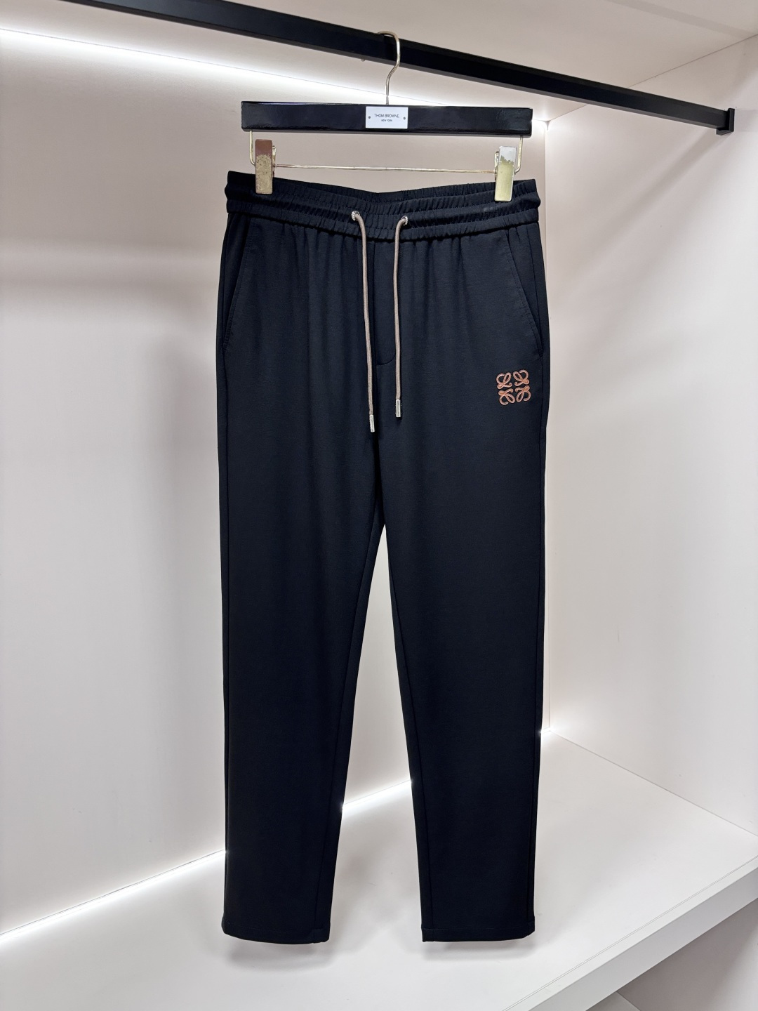 NO:936163,Mainly recommend Loewe 2026 new casual pants!  On sale simultaneously on the official website. The brand's classic LOGO casual pants, customized fabrics, excellent comfort, strong touch. Highly recognizable, perfect appearance and craftsmanship. Size M-4XL H2026 new model debut,, loewe, loewe,19860909主推 Loewe 罗意威 2026新款休闲裤！官网同步发售.品牌经典LOGO休闲裤 ,定制面料,舒适度极好,手触感强烈.辨识度极高,完美品相工艺. 尺码M-4XL H2026新款首发,,loewe,loewe,,Men's clothing