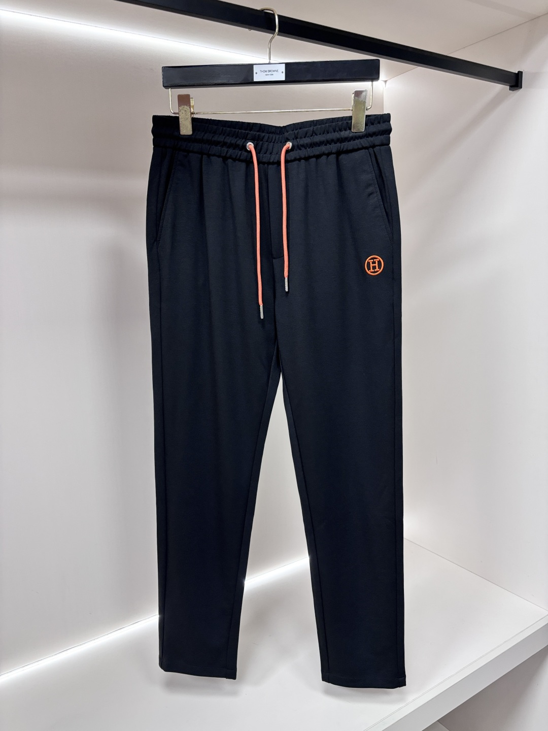 NO:946878,Mainly recommend Hermes 2026 new casual pants!  On sale simultaneously on the official website. The brand's classic LOGO casual pants, customized fabrics, excellent comfort, strong touch. Highly recognizable, perfect appearance and craftsmanship. Size M-4XL H2026 new model debut,, hermes, hermes,19860909主推 Hermes 爱马仕2026新款休闲裤！官网同步发售.品牌经典LOGO休闲裤 ,定制面料,舒适度极好,手触感强烈.辨识度极高,完美品相工艺. 尺码M-4XL H2026新款首发,,hermes,hermes,,Men's clothing