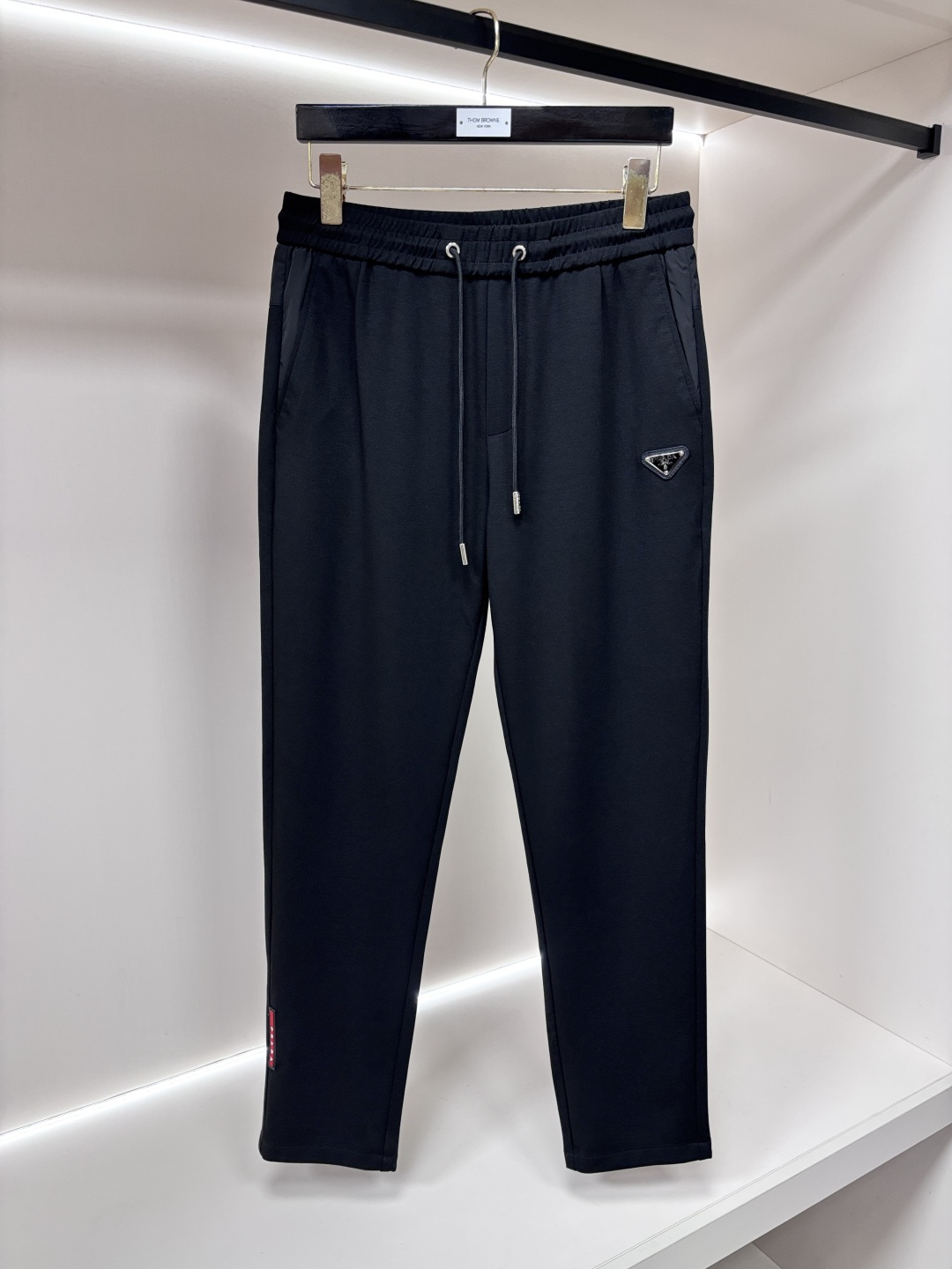 NO:946888,Mainly recommend Prada Prada 2026 new casual pants!  On sale simultaneously on the official website. The brand's classic LOGO casual pants, customized fabrics, extremely comfortable and strong to the touch. Highly recognizable, perfect appearance and craftsmanship. Size M-4XL H2026 new model debut,, prada, prada,19860909主推 Prada 普拉达 2026新款休闲裤！官网同步发售.品牌经典LOGO休闲裤 ,定制面料,舒适度极好,手触感强烈.辨识度极高,完美品相工艺. 尺码M-4XL H2026新款首发,,prada,prada,,Men's clothing