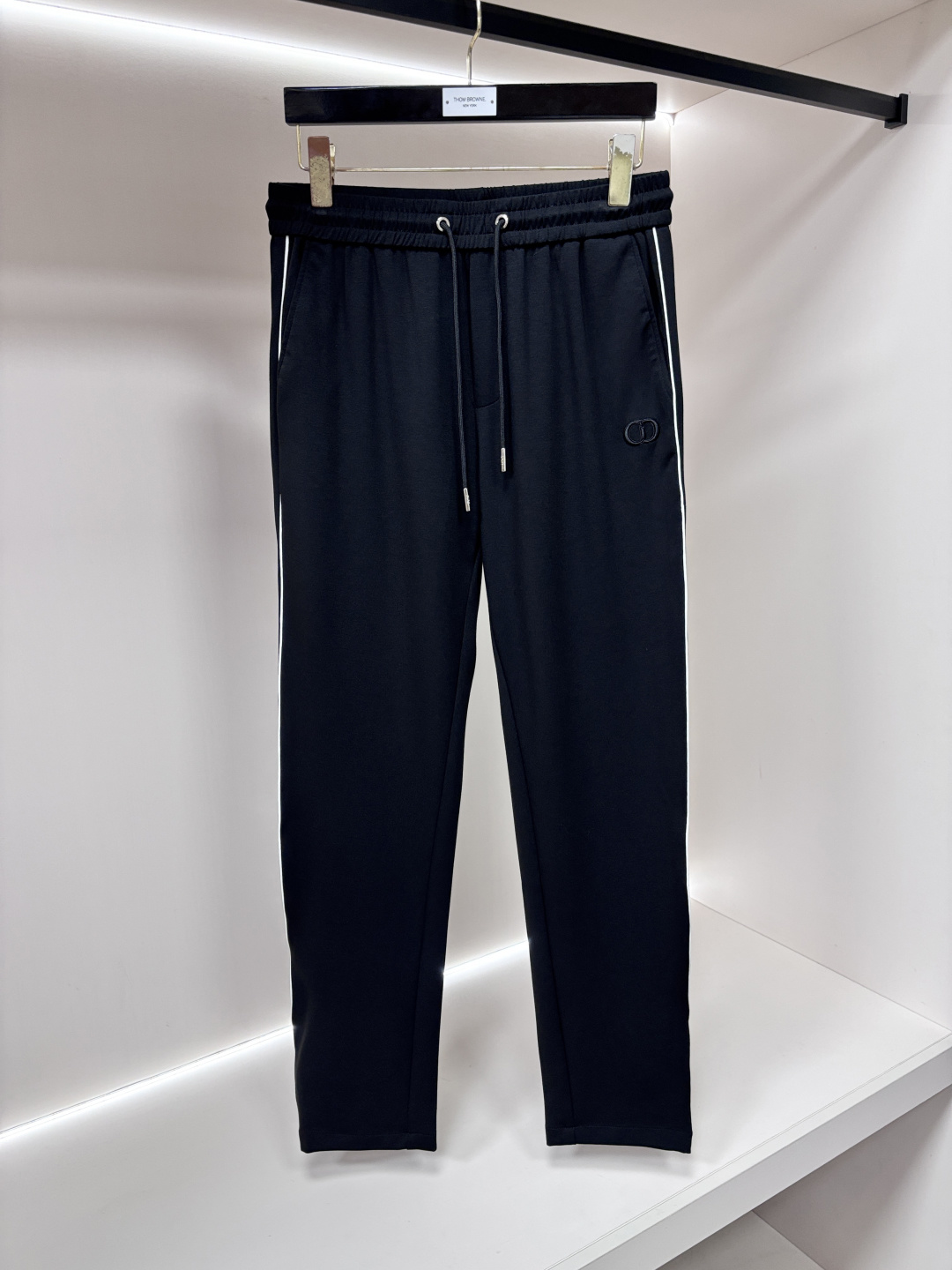 NO:946898,Mainly recommend Dior Dior 2026 new casual pants!  On sale simultaneously on the official website. The brand's classic LOGO casual pants, customized fabrics, excellent comfort, strong touch. Highly recognizable, perfect appearance and craftsmanship. Size M-4XL H2026 new model debut,, dior, dior,19860909主推 Dior 迪奥 2026新款休闲裤！官网同步发售.品牌经典LOGO休闲裤 ,定制面料,舒适度极好,手触感强烈.辨识度极高,完美品相工艺. 尺码M-4XL H2026新款首发,,dior,dior,,Men's clothing