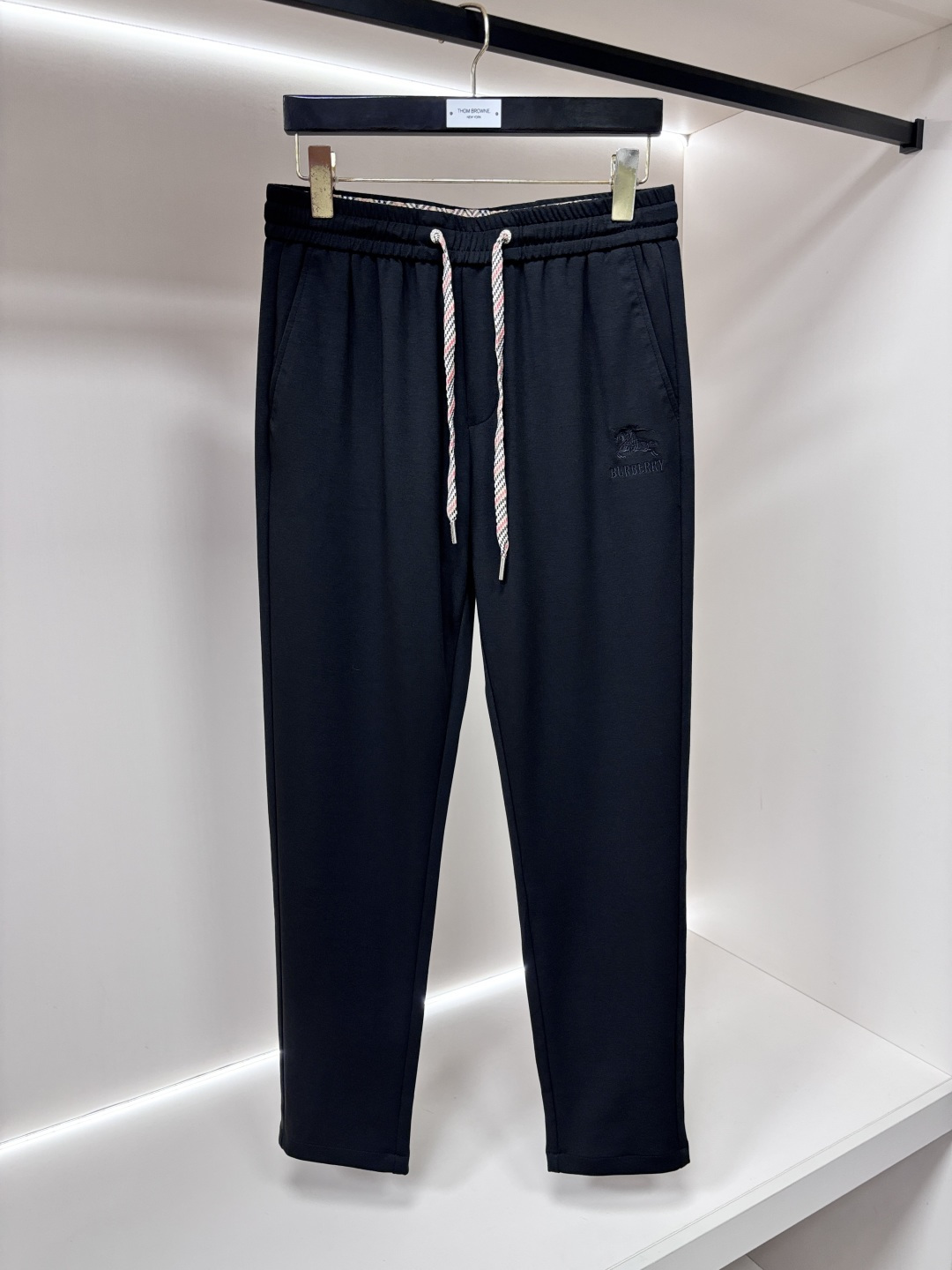 NO:946909,Mainly recommend Burberry 2026 new casual pants!  On sale simultaneously on the official website. The brand's classic LOGO casual pants, customized fabrics, excellent comfort, strong touch. Highly recognizable, perfect appearance and craftsmanship. Size M-4XL H2026 new model debut,, burberry, burberry,19860909主推 Burberry 巴宝莉2026新款休闲裤！官网同步发售.品牌经典LOGO休闲裤 ,定制面料,舒适度极好,手触感强烈.辨识度极高,完美品相工艺. 尺码M-4XL H2026新款首发,,burberry,burberry,,Men's clothing