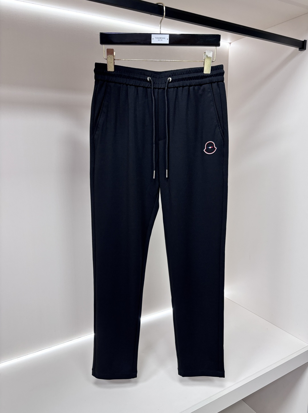 NO:946831,Mainly recommend Moncler 2026 new casual pants!  On sale simultaneously on the official website. The brand's classic LOGO casual pants, customized fabrics, extremely comfortable and strong to the touch. Highly recognizable, perfect appearance and craftsmanship. Size M-4XL H2026 new model debut, Moncler,19860909主推 Moncler 蒙口 2026新款休闲裤！官网同步发售.品牌经典LOGO休闲裤 ,定制面料,舒适度极好,手触感强烈.辨识度极高,完美品相工艺. 尺码M-4XL H2026新款首发,,Moncler,,Men's clothing