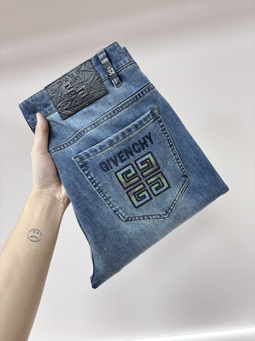 NO:936166,Mainly recommended by Givenchy, the new Givenchy trendy men's fashionable casual denim trousers, high-end European original trousers, trendy and fashionable casual trousers are highly breathable and comfortable, with impeccable details, brand element design concept, and high quality. It presents casual tailoring and an awesome upper body shape!  Code number 29-38 (no 35 37) H2026 new model debut,,givenchy,givenchy,19860909主推 Givenchy 独家专供新款纪梵希潮男时尚休闲牛仔长裤,高端欧版原单裤子,潮流时尚休闲裤子 透气舒适度高,细节无可挑剔,品牌元素设计理念,体现高品质.呈现休闲裁剪,上身版型超赞！ 码数29-38（无35 37） H2026新款首发,,givenchy,givenchy,,Men's clothing