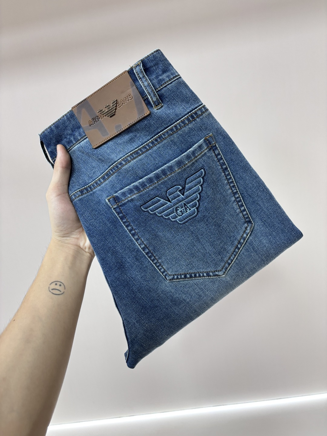 NO:936168,The main recommendation is Armani's exclusive supply of new Armani trendy men's fashionable casual denim trousers, high-end European original trousers, trendy and fashionable casual trousers. They are highly breathable and comfortable, with impeccable details. The brand element design concept embodies high quality. It presents casual tailoring and an awesome upper body shape!  Code number 29-38 (no 35 37) H2026 new model debut,,armani,armani,19860909主推 Armani 独家专供新款阿玛尼潮男时尚休闲牛仔长裤,高端欧版原单裤子,潮流时尚休闲裤子 透气舒适度高,细节无可挑剔,品牌元素设计理念,体现高品质.呈现休闲裁剪,上身版型超赞！ 码数29-38（无35 37） H2026新款首发,,armani,armani,,Men's clothing