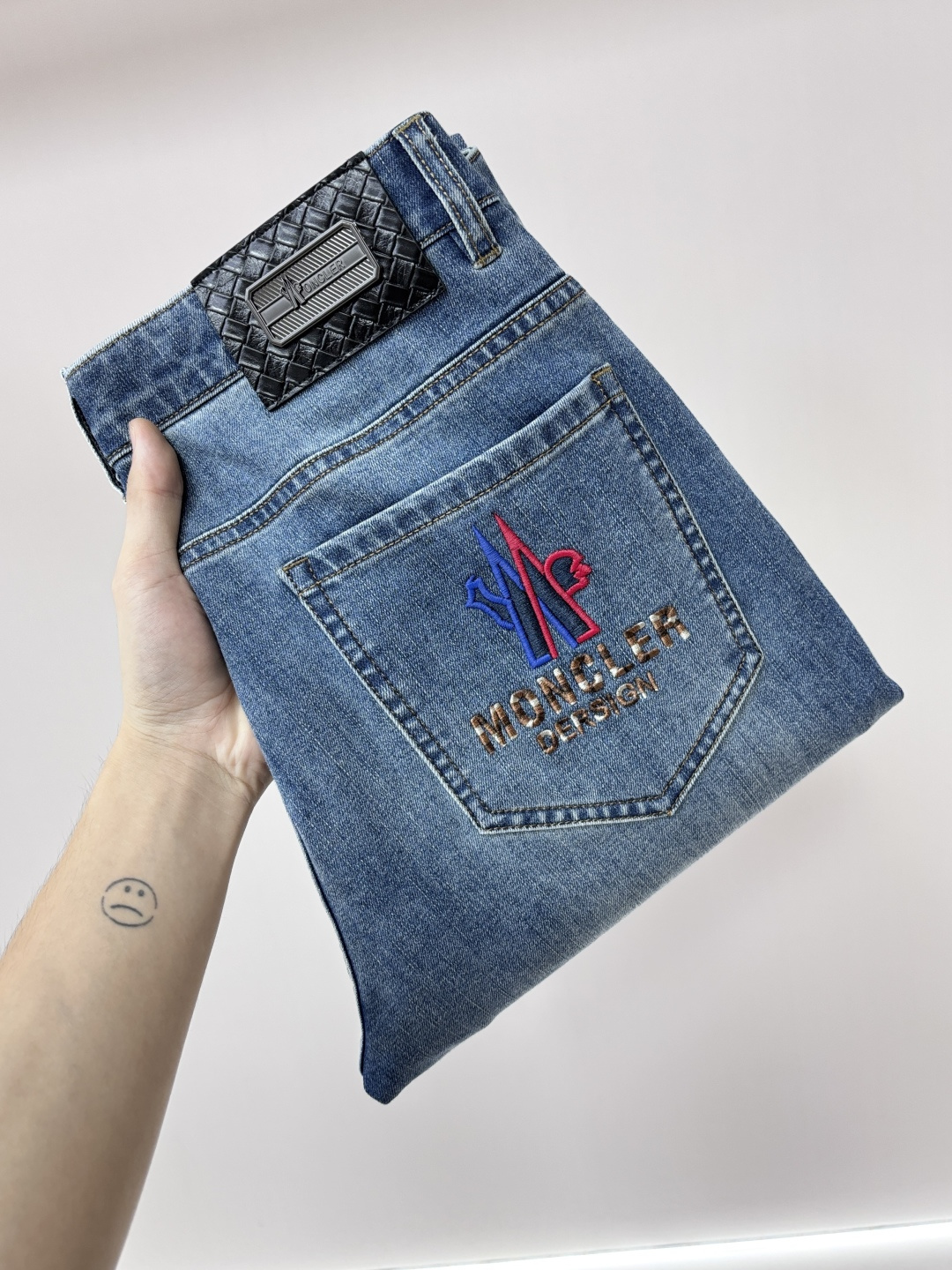 NO:936171,The main recommendation is Moncler's exclusive supply of new fashionable casual denim trousers for trendy men with mouth coverings, high-end European original trousers, trendy and fashionable casual trousers. They are highly breathable and comfortable, with impeccable details. The brand element design concept reflects high quality. It presents casual tailoring and an awesome upper body shape!  Size 29-38 (no 35 37) H2026 new model debut,,Moncler,19860909主推 Moncler 独家专供新款蒙口潮男时尚休闲牛仔长裤,高端欧版原单裤子,潮流时尚休闲裤子 透气舒适度高,细节无可挑剔,品牌元素设计理念,体现高品质.呈现休闲裁剪,上身版型超赞！ 码数29-38（无35 37） H2026新款首发,,Moncler,,Men's clothing