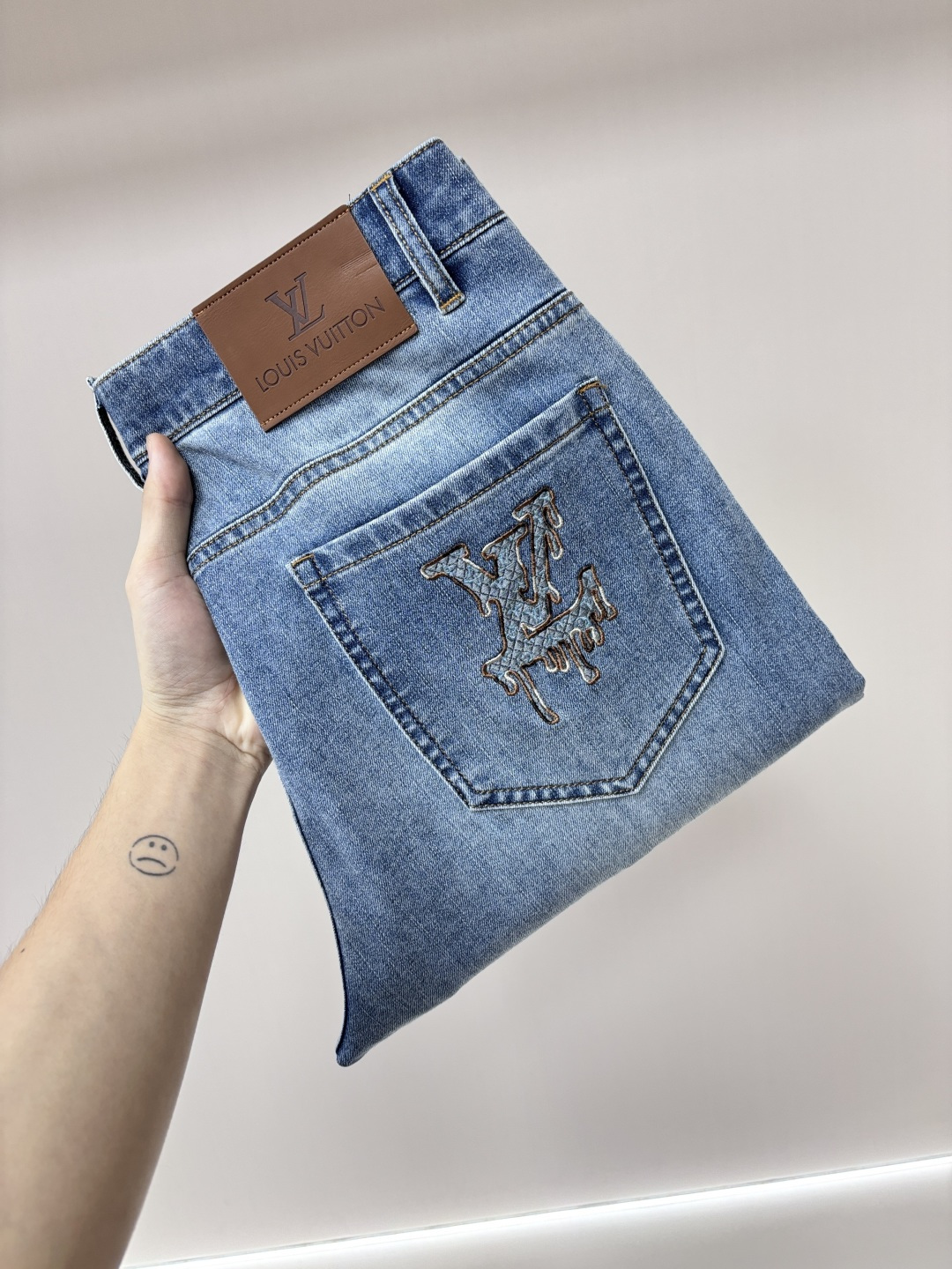 NO:936174,The main recommendation is Lv's exclusive supply of new trendy men's fashionable casual denim trousers, high-end European original trousers, trendy fashionable casual trousers, with high breathability and comfort, impeccable details, brand element design concept, reflecting high quality. Presenting casual tailoring, the upper body shape is awesome!  Code number 29-38 (no 35 37) H2026 new model debut, louis vuitton,19860909主推 Lv 独家专供新款潮男时尚休闲牛仔长裤,高端欧版原单裤子,潮流时尚休闲裤子 透气舒适度高,细节无可挑剔,品牌元素设计理念,体现高品质.呈现休闲裁剪,上身版型超赞！ 码数29-38（无35 37） H2026新款首发,,louis vuitton,,Men's clothing