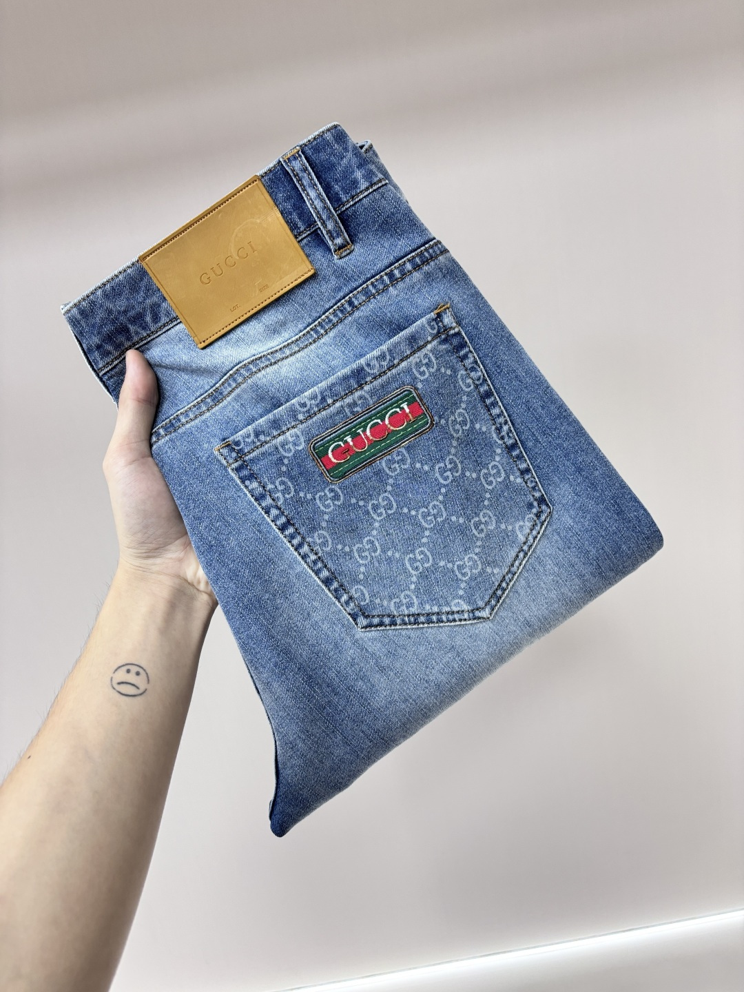 NO:936177,The main recommendation is Gucci's exclusive new Gucci trendy men's fashionable casual denim trousers, high-end European original trousers, trendy and fashionable casual trousers. They are highly breathable and comfortable, with impeccable details. The brand element design concept reflects high quality. It presents casual tailoring and an awesome upper body shape!  Code number 29-38 (no 35 37) H2026 new model debut,,gucci,19860909主推 Gucci 独家专供新款古奇潮男时尚休闲牛仔长裤,高端欧版原单裤子,潮流时尚休闲裤子 透气舒适度高,细节无可挑剔,品牌元素设计理念,体现高品质.呈现休闲裁剪,上身版型超赞！ 码数29-38（无35 37） H2026新款首发,,gucci,,Men's clothing