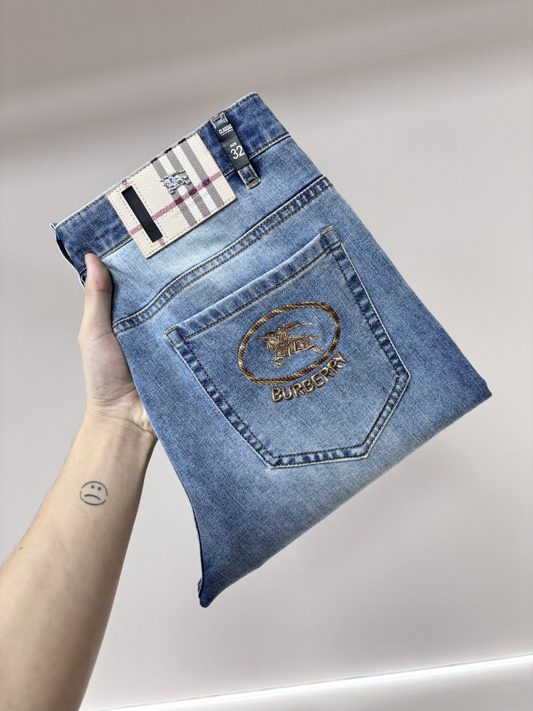 NO:936176,The main recommendation is Burberry's exclusive new style of Burberry men's fashionable casual denim trousers, high-end European original trousers, trendy and fashionable casual trousers. They are highly breathable and comfortable, with impeccable details. The brand element design concept embodies high quality. It presents casual tailoring and an awesome upper body shape!  Code number 29-38 (no 35 37) H2026 new model debut,,burberry,burberry,19860909主推 Burberry 独家专供新款巴宝莉潮男时尚休闲牛仔长裤,高端欧版原单裤子,潮流时尚休闲裤子 透气舒适度高,细节无可挑剔,品牌元素设计理念,体现高品质.呈现休闲裁剪,上身版型超赞！ 码数29-38（无35 37） H2026新款首发,,burberry,burberry,,Men's clothing