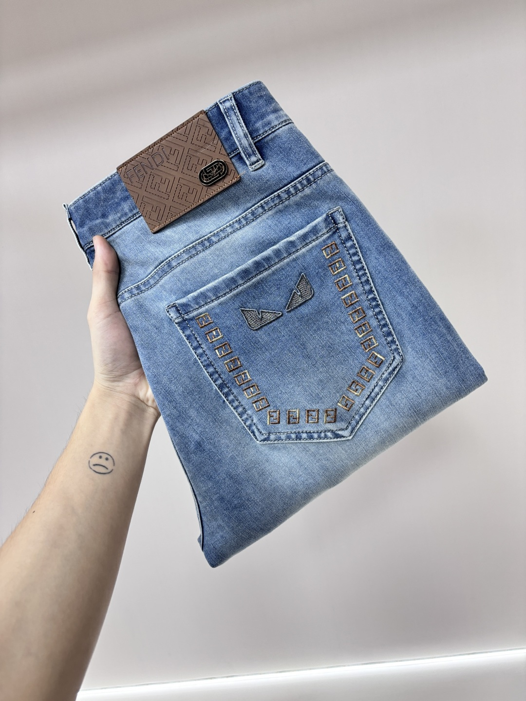 NO:936179,The main recommendation is Fendi's exclusive supply of new Fendi trendy men's fashionable and casual denim trousers, high-end European original trousers, trendy and fashionable casual trousers. They are highly breathable and comfortable, with impeccable details. The brand element design concept reflects high quality. It presents casual tailoring and an awesome upper body shape!  Code number 29-38 (no 35 37) H2026 new model debut,,fendi,fendi,19860909主推 Fendi 独家专供新款芬迪潮男时尚休闲牛仔长裤,高端欧版原单裤子,潮流时尚休闲裤子 透气舒适度高,细节无可挑剔,品牌元素设计理念,体现高品质.呈现休闲裁剪,上身版型超赞！ 码数29-38（无35 37） H2026新款首发,,fendi,fendi,,Men's clothing