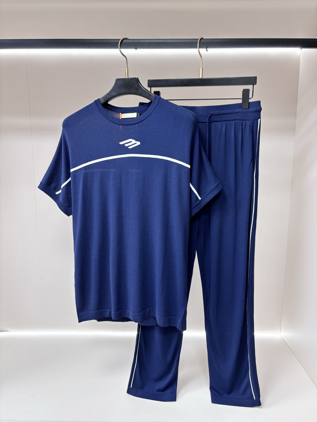 NO:936186,Mainly recommended Balencaiga 2026 summer latest Balenciaga men's and women's style, classic design short-sleeved T-shirt and trousers suit, standard fit, customized knitted fabric, soft feel, comfortable to wear, fine workmanship. The upper body effect is invincible and handsome. Size M-3XL H2026 new release,,balenciaga,balenciaga,T-shirt,tees,t-shirt,19860909主推 Balencaiga 2026夏季最新款巴黎世家男女同款,经典设计短袖T恤长裤套装,标准版型,定制针织面料,手感柔软,穿着舒适,做工精细.上身效果无敌帅气. 码数M-3XL H2026新款首发,,balenciaga,balenciaga,T-shirt,tees，t-shirt,,Men's clothing