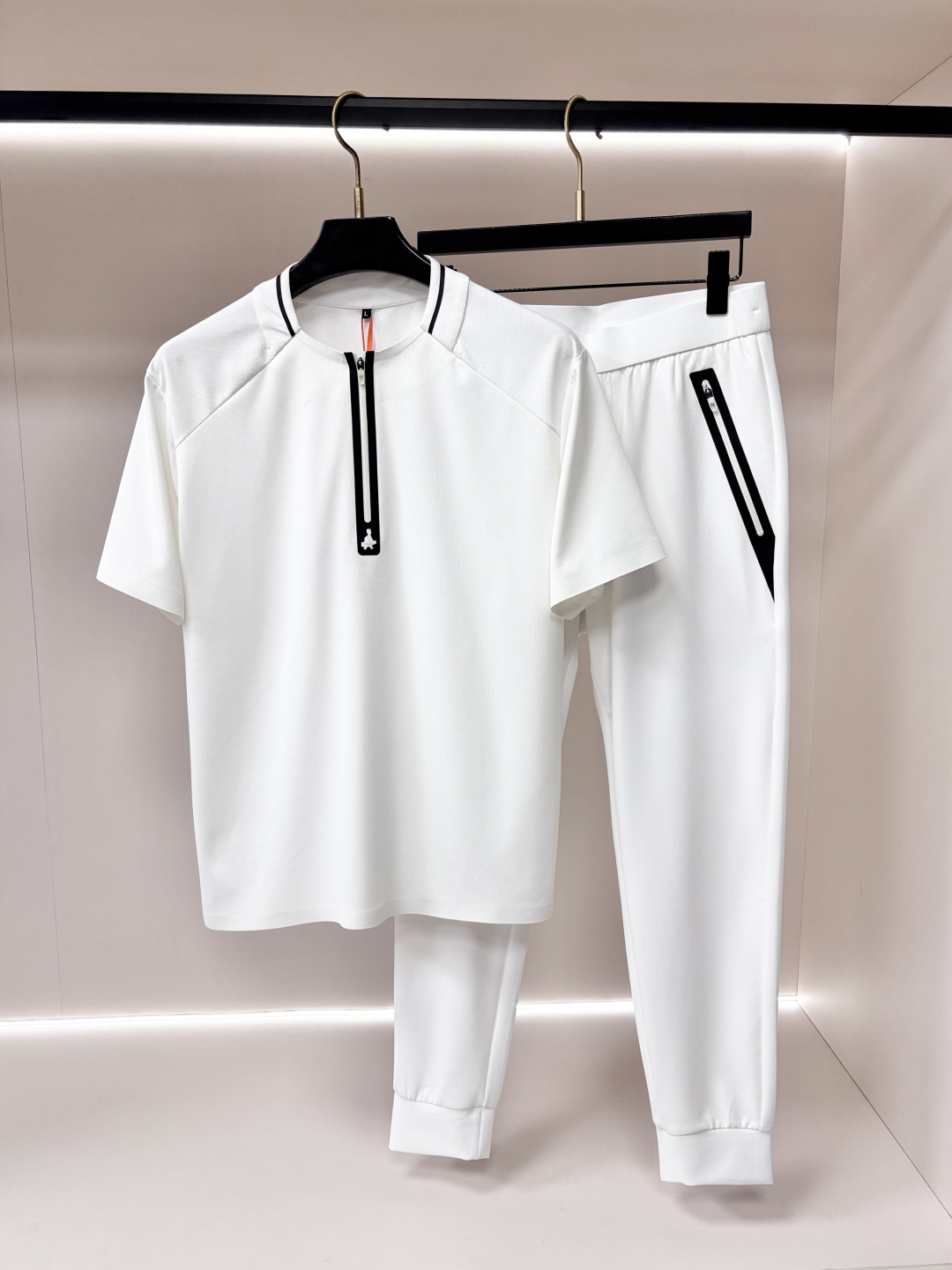 NO:936188,Mainly recommended Prada 2026 summer latest Prada classic design short-sleeved T-shirt and trousers suit, standard version, customized air layer fabric, soft to the touch, comfortable to wear, fine workmanship. The upper body effect is invincible and handsome. Size M-3XL H2026 new model debut,, prada, prada, T-shirt, tees, t-shirt,19860909主推 Prada 2026夏季最新款普拉达经典设计短袖T恤长裤套装,标准版型,定制空气层面料,手感柔软,穿着舒适,做工精细.上身效果无敌帅气. 码数M-3XL H2026新款首发,,prada,prada,T-shirt,tees，t-shirt,,Men's clothing