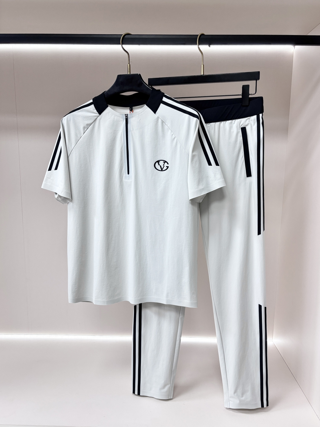 NO:936190,Mainly recommend Valentino 2026 summer latest Valentino classic design short-sleeved T-shirt and trousers suit, standard version, customized air layer fabric, soft to the touch, comfortable to wear, fine workmanship. The upper body effect is invincible and handsome. Size M-3XL H2026 new release, valentino, T-shirt, tees, t-shirt,19860909主推 华伦天奴 2026夏季最新款华伦天奴经典设计短袖T恤长裤套装,标准版型,定制空气层面料,手感柔软,穿着舒适,做工精细.上身效果无敌帅气. 码数M-3XL H2026新款首发,,valentino,T-shirt,tees，t-shirt,,Men's clothing