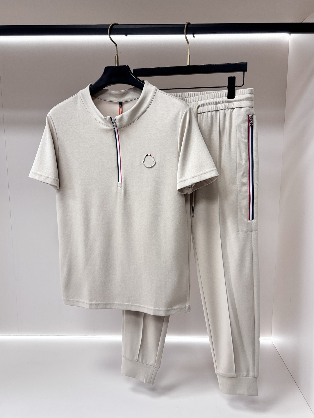 NO:936192,Mainly recommend Moncler's latest 2026 summer classic design short-sleeved T-shirt and trousers suit, standard version, customized air layer fabric, soft to the touch, comfortable to wear, fine workmanship. The upper body effect is invincible and handsome. Size M-3XL H2026 new model debut,,Moncler,T-shirt,tees,t-shirt,19860909主推 Moncler 2026夏季最新款蒙口经典设计短袖T恤长裤套装,标准版型,定制空气层面料,手感柔软,穿着舒适,做工精细.上身效果无敌帅气. 码数M-3XL H2026新款首发,,Moncler,T-shirt,tees，t-shirt,,Men's clothing