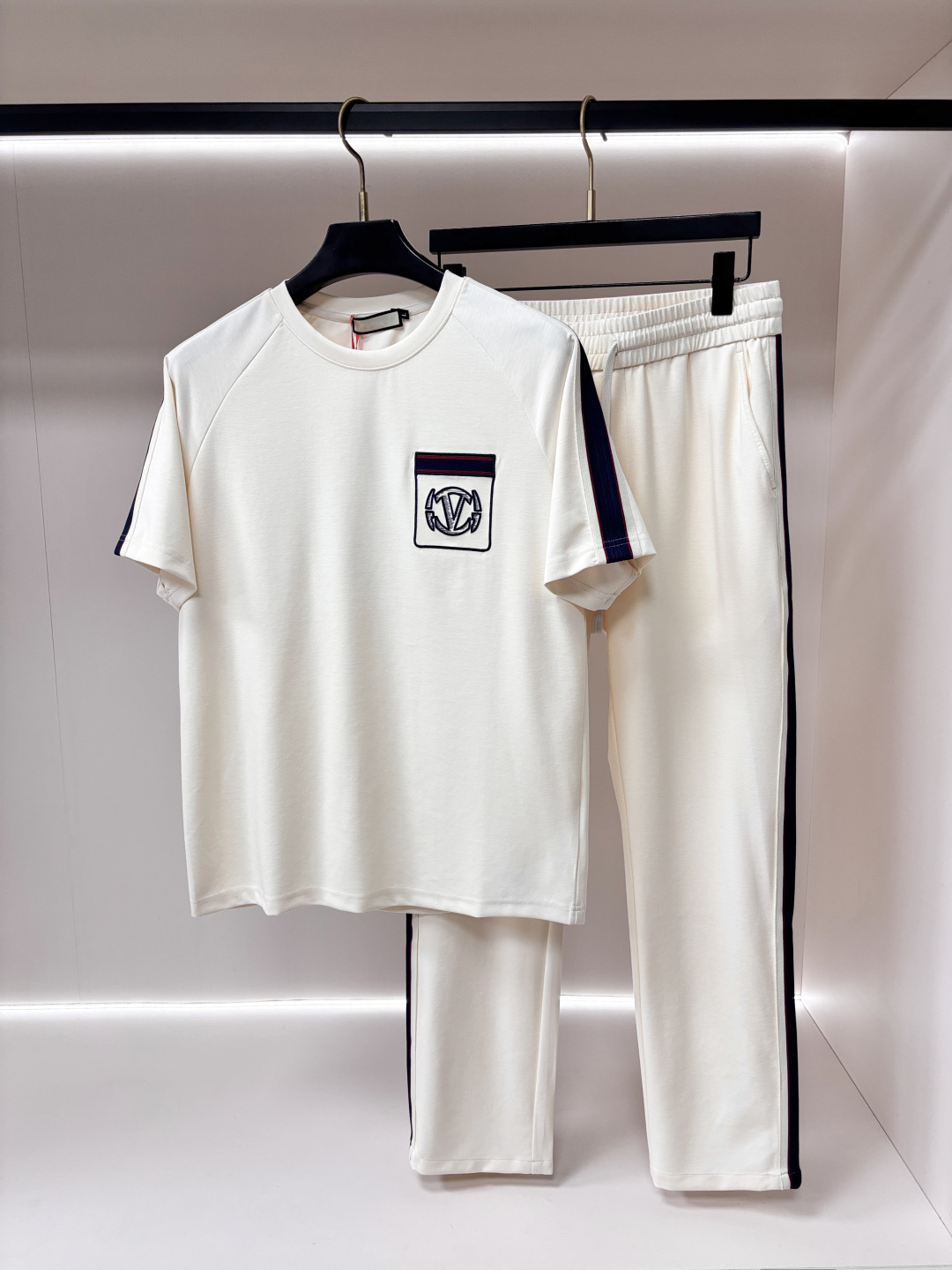 NO:936194,Mainly recommend LV 2026 summer latest donkey brand classic design short-sleeved T-shirt and trousers suit, standard version, customized air layer fabric, soft to the touch, comfortable to wear, fine workmanship. The upper body effect is invincible and handsome. Size M-3XL H2026 new model debut,, louis vuitton, louis vuitton, T-shirt, tees, t-shirt,19860909主推 LV 2026夏季最新款驴牌经典设计短袖T恤长裤套装,标准版型,定制空气层面料,手感柔软,穿着舒适,做工精细.上身效果无敌帅气. 码数M-3XL H2026新款首发,,louis vuitton,louis vuitton,T-shirt,tees，t-shirt,,Men's clothing