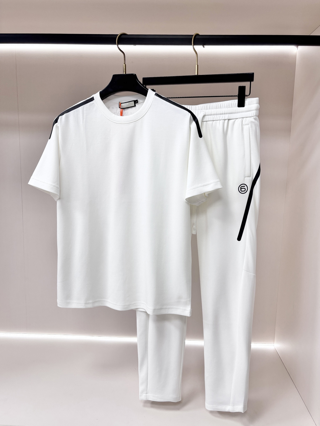 NO:936196,Mainly recommend Margiela 2026 summer latest Margiela classic design short-sleeved T-shirt and trousers suit, standard version, customized air layer fabric, soft to the touch, comfortable to wear, fine workmanship. The upper body effect is invincible and handsome. Size M-3XL H2026 new model debut, masion margiela, T-shirt, tees, t-shirt,19860909主推 马吉拉 2026夏季最新款马吉拉经典设计短袖T恤长裤套装,标准版型,定制空气层面料,手感柔软,穿着舒适,做工精细.上身效果无敌帅气. 码数M-3XL H2026新款首发,,masion margiela,T-shirt,tees，t-shirt,,Men's clothing