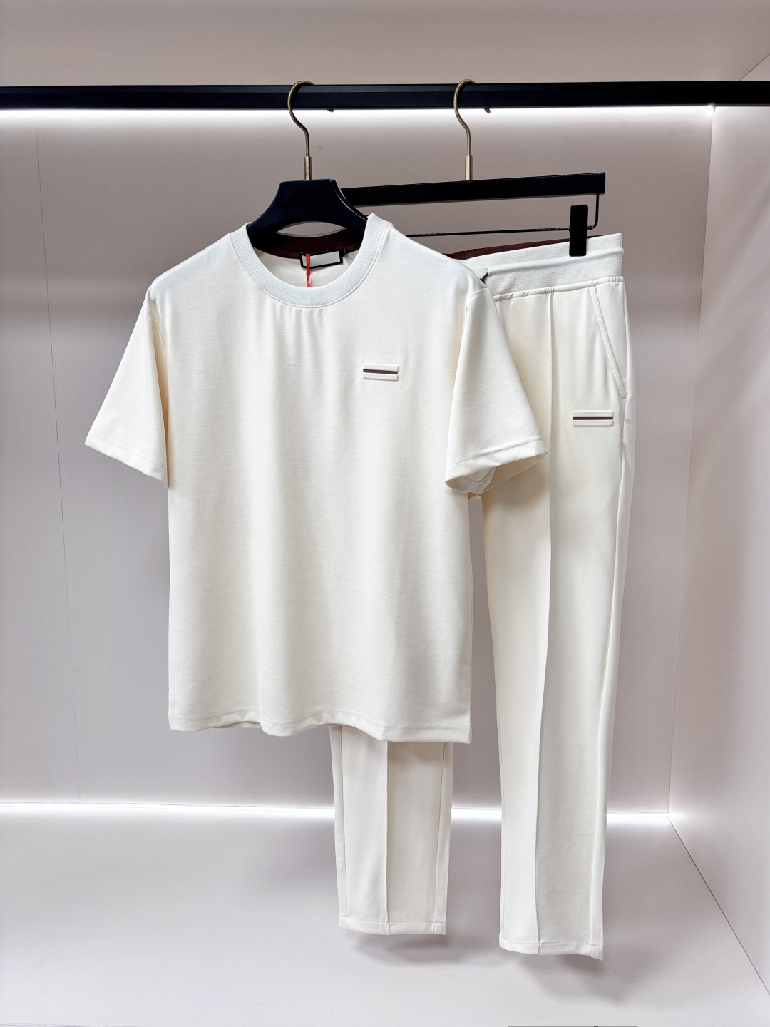 NO:936197,Mainly recommended Zegna 2026 summer latest Zegna classic design short-sleeved T-shirt and trousers suit, standard version, customized air layer fabric, soft to the touch, comfortable to wear, fine workmanship. The upper body effect is invincible and handsome. Size M-3XL H2026 new model debut,,zegna,T-shirt,tees,t-shirt,19860909主推 Zegna 2026夏季最新款杰尼亚经典设计短袖T恤长裤套装,标准版型,定制空气层面料,手感柔软,穿着舒适,做工精细.上身效果无敌帅气. 码数M-3XL H2026新款首发,,zegna,T-shirt,tees，t-shirt,,Men's clothing