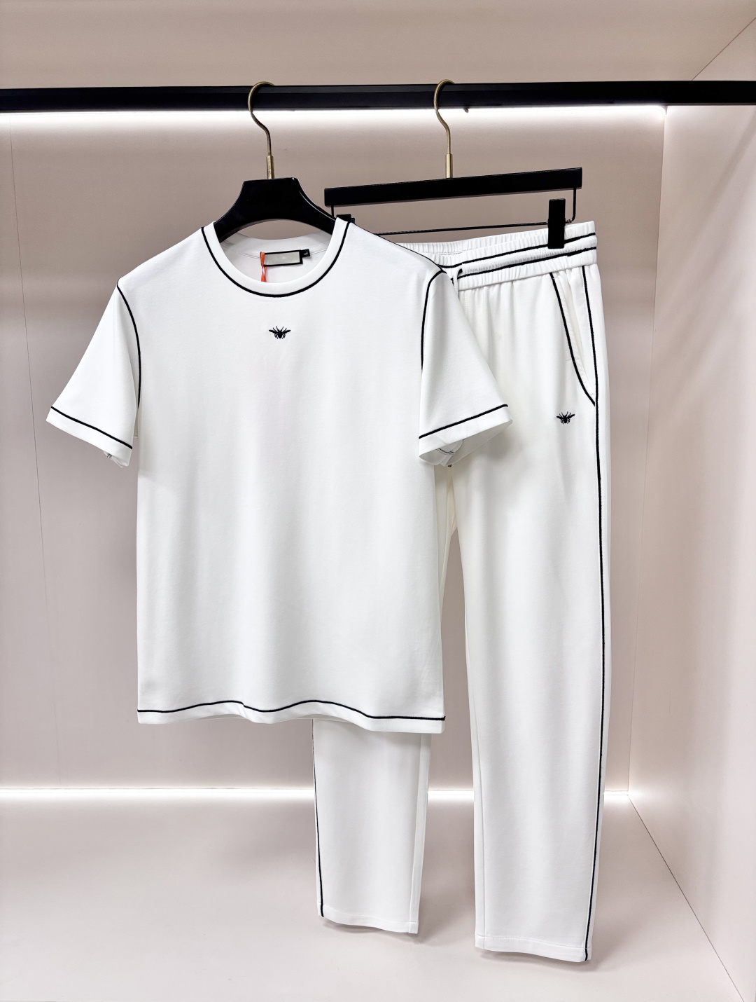 NO:951684,Mainly recommend Dior 2026 summer latest Dior classic design short-sleeved T-shirt and trousers suit, standard version, customized air layer fabric, soft to the touch, comfortable to wear, fine workmanship. The upper body effect is invincible and handsome. Size M-3XL H2026 new model debut,, dior, dior, T-shirt, tees, t-shirt,19860909主推 Dior 2026夏季最新款迪奥经典设计短袖T恤长裤套装,标准版型,定制空气层面料,手感柔软,穿着舒适,做工精细.上身效果无敌帅气. 码数M-3XL H2026新款首发,,dior,dior,T-shirt,tees，t-shirt,,Men's clothing