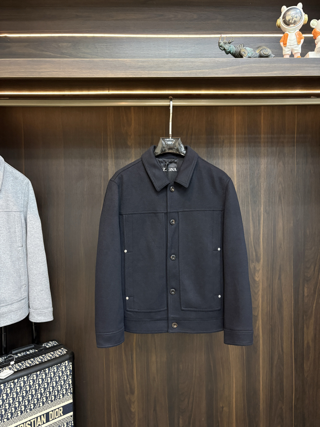 NO:946962,The main recommendation is Zegna's 2026 autumn new release Zegna lapel jacket, a popular autumn jacket, made of woolen fabric. It makes you feel comfortable and slim when you wear it. It is lazy and casual. It is particularly attractive when combined with clean and simple colors. It is suitable for daily wear~ We are launching sports items decorated with vibrant prints!  Sizes M-3XL, complete with three standards, shipped next day, color dark gray blue gray H2026 new model first release,,zegna,jackets & coats,jackets & coats,19860909主推 Zegna 2026秋季新款发布杰尼亚翻领夹克外套,秋季爆款夹克外套,毛呢面料,穿上就是舒适自在又显瘦的存在,慵懒而随性,结合干净简单的色系就特别耐看,适合日常穿着~倾情推出缀饰活力印花的运动单品！ 尺码M-3XL 三标齐全 隔天出货 颜色深灰 蓝色 灰色 H2026新款首发,,zegna,jackets & coats,jackets & coats,,Men's clothing