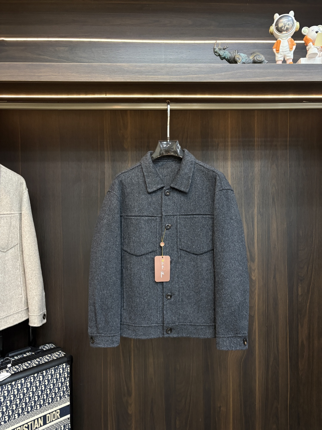 NO:946971,The main recommendation is LP's 1996 autumn new release of LP lapel jackets, autumn hot-selling jackets, woolen fabrics, which make you feel comfortable and slim when you wear them. They are lazy and casual. When combined with clean and simple colors, they are particularly attractive and suitable for daily wear ~ We are launching sports items decorated with vibrant prints!  Sizes M-3XL, complete with three standards, shipped next day, color dark gray, khaki, brown H2026 new model first release,,loro piana,jackets & coats,jackets & coats,19860909主推 LP 1996秋季新款发布LP翻领夹克外套,秋季爆款夹克外套,毛呢面料,穿上就是舒适自在又显瘦的存在,慵懒而随性,结合干净简单的色系就特别耐看,适合日常穿着~倾情推出缀饰活力印花的运动单品！ 尺码M-3XL 三标齐全 隔天出货 颜色深灰 卡其 咖色 H2026新款首发,,loro piana,jackets & coats,jackets & coats,,Men's clothing