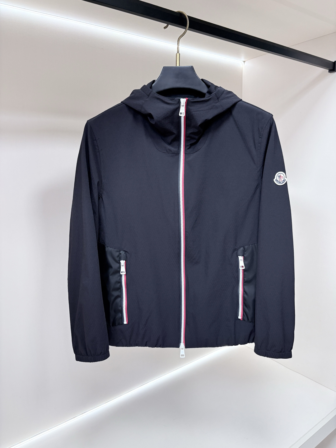 NO:951502,The main recommendation is Moncler's 2026 autumn new release of the hooded jacket, a popular autumn jacket with classic letter logo printing. Wearing it makes you feel comfortable and slim, lazy and casual, combined with clean and simple colors, it is particularly eye-catching and suitable for daily wear~ We are launching sports items decorated with vibrant prints!  Sizes M-3XL All three sizes shipped next day Color black coffee H2026 new model first release,,Moncler,jackets & coats,jackets & coats,hats,19860909主推 Moncler 2026秋季新款发布蒙口连帽夹克外套,秋季爆款夹克外套,经典字母logo印花,穿上就是舒适自在又显瘦的存在,慵懒而随性,结合干净简单的色系就特别耐看,适合日常穿着~倾情推出缀饰活力印花的运动单品！ 尺码M-3XL 三标齐隔天出货 颜色黑色 咖色 H2026新款首发,,Moncler,jackets & coats,jackets & coats,hats,,Men's clothing