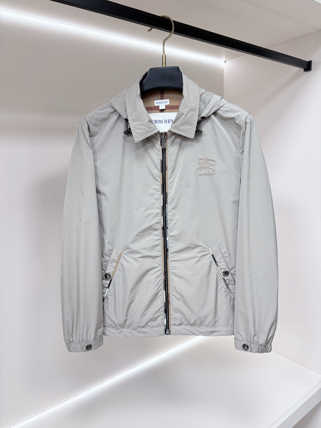 NO:951512,The main recommendation is Burberry's 2026 autumn new release Burberry hooded jacket, a popular autumn jacket with classic war horse logo print. Wearing it makes you feel comfortable and slim, lazy and casual, combined with clean and simple colors, it is particularly attractive and suitable for daily wear~ We are launching sports items decorated with vibrant prints!  Sizes M-3XL All three standards shipped next day Color black blue light khaki H2026 new model first release,,burberry,burberry,jackets & coats,jackets & coats,hats,19860909主推 Burberry 2026秋季新款发布巴宝莉连帽夹克外套,秋季爆款夹克外套,经典战马logo印花,穿上就是舒适自在又显瘦的存在,慵懒而随性,结合干净简单的色系就特别耐看,适合日常穿着~倾情推出缀饰活力印花的运动单品！ 尺码M-3XL 三标齐隔天出货 颜色黑色 蓝色 浅卡其 H2026新款首发,,burberry,burberry,jackets & coats,jackets & coats,hats,,Men's clothing