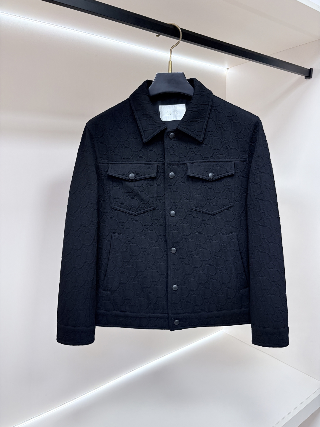 NO:951518,We mainly recommend the Dior 2026 autumn new release Dior lapel jacket, autumn hot-selling cotton jacket, classic letter logo jacquard, wearing it will make you feel comfortable and slim, lazy and casual, combined with clean and simple colors, it is particularly attractive and suitable for daily wear~ We are launching sports items decorated with vibrant prints!  Sizes M-3XL All three sizes shipped next day Color black white H2026 new model debut, dior, dior, jackets & coats, jackets & coats,19860909主推 Dior 2026秋季新款发布迪奥翻领夹克外套,秋季爆款棉衣夹克外套,经典字母logo提花,穿上就是舒适自在又显瘦的存在,慵懒而随性,结合干净简单的色系就特别耐看,适合日常穿着~倾情推出缀饰活力印花的运动单品！ 尺码M-3XL 三标齐隔天出货 颜色黑色 白色 H2026新款首发,,dior,dior,jackets & coats,jackets & coats,,Men's clothing