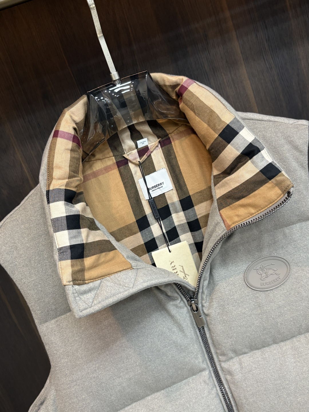 主推羽绒🌹 Burberry 2026冬季新款时尚设计师款羽绒外套❤️巴宝莉羽绒马甲,温变冬季顶级轻奢羽绒服,爆款羽绒服 主推羽绒🌹 Burberry 2026冬季新款时尚设计师款羽绒外套❤️巴宝莉羽绒马甲,温变冬季顶级轻奢羽绒服,爆款羽绒服