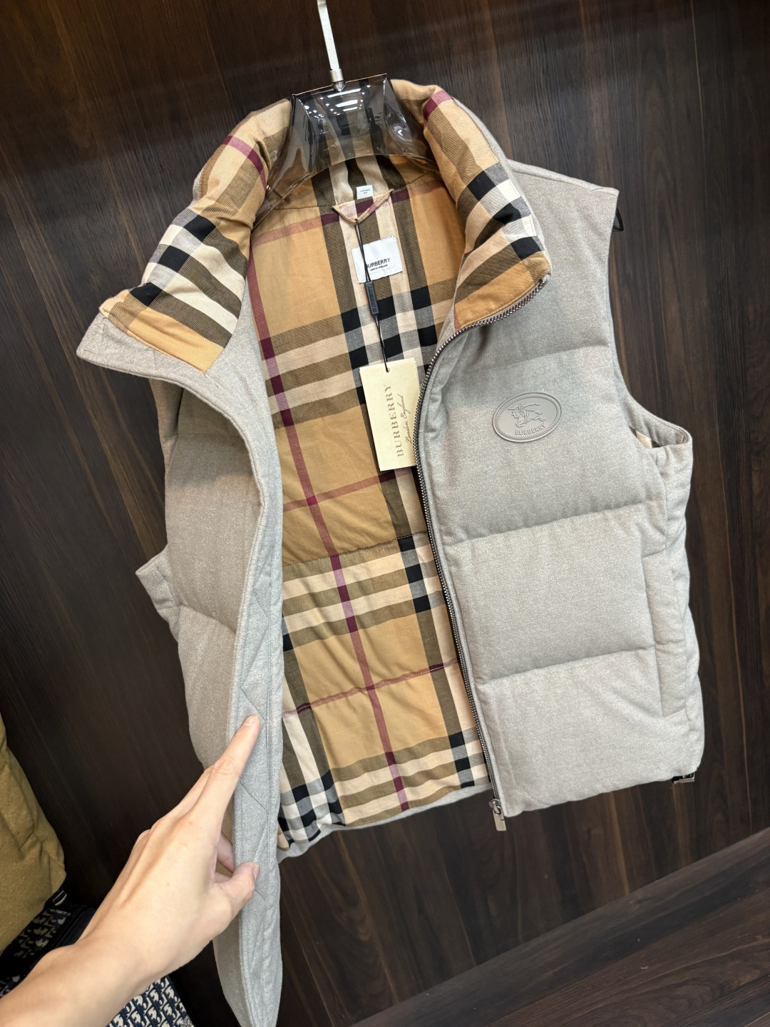 主推羽绒🌹 Burberry 2026冬季新款时尚设计师款羽绒外套❤️巴宝莉羽绒马甲,温变冬季顶级轻奢羽绒服,爆款羽绒服 主推羽绒🌹 Burberry 2026冬季新款时尚设计师款羽绒外套❤️巴宝莉羽绒马甲,温变冬季顶级轻奢羽绒服,爆款羽绒服