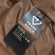 主推羽绒🌹 Prada 2026冬季新款时尚设计师款羽绒外套❤️普拉达立领羽绒外套,冬季顶级轻奢羽绒服,爆款羽绒服,90 主推羽绒🌹 Prada 2026冬季新款时尚设计师款羽绒外套❤️普拉达立领羽绒外套,冬季顶级轻奢羽绒服,爆款羽绒服,90