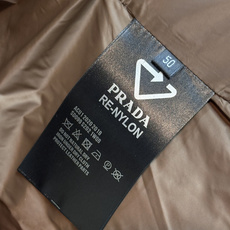 主推羽绒🌹 Prada 2026冬季新款时尚设计师款羽绒外套❤️普拉达立领羽绒外套,冬季顶级轻奢羽绒服,爆款羽绒服,90 主推羽绒🌹 Prada 2026冬季新款时尚设计师款羽绒外套❤️普拉达立领羽绒外套,冬季顶级轻奢羽绒服,爆款羽绒服,90