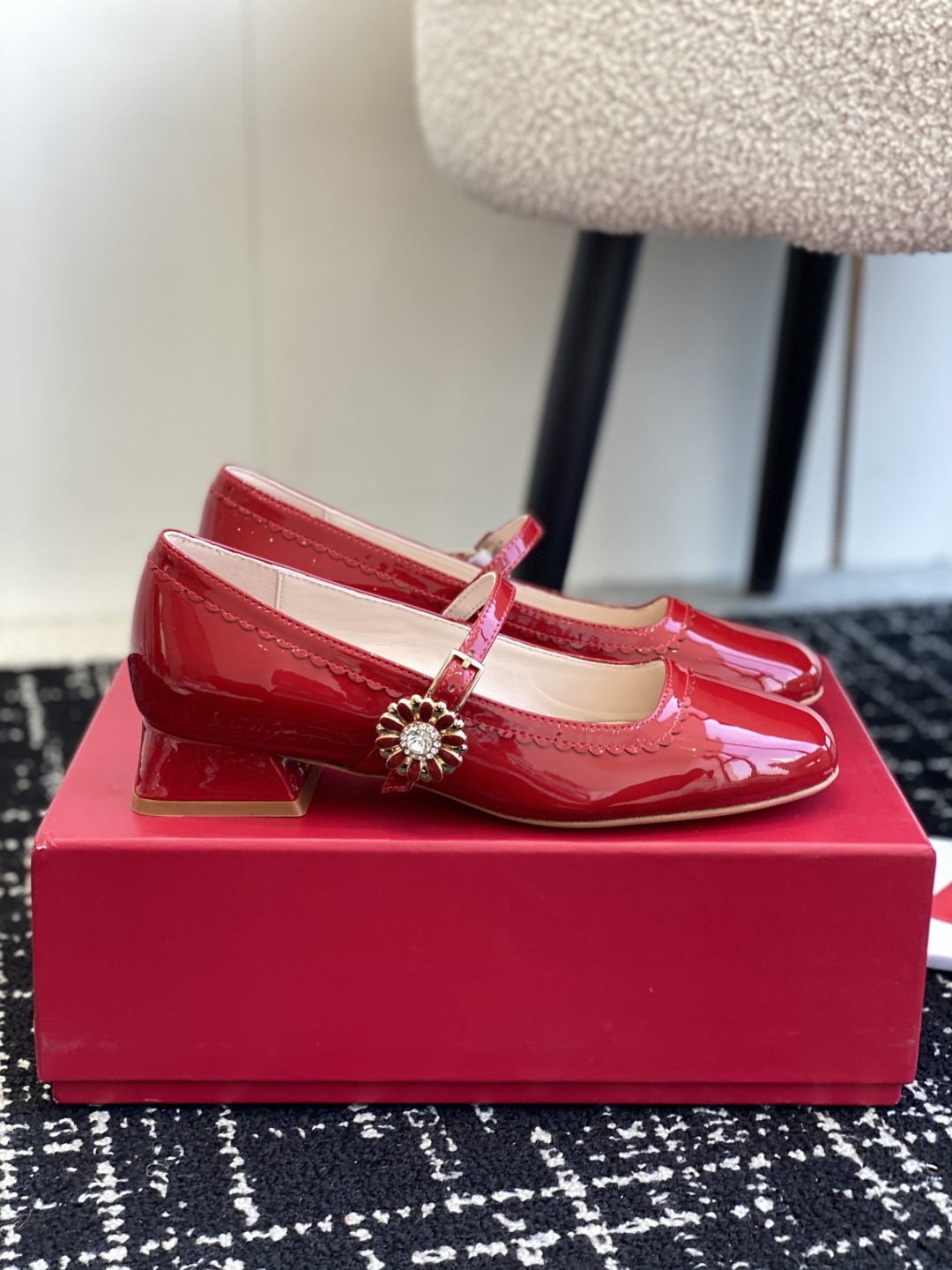 代购级
Roger Vivier RV 25ss 最新款珍珠 漆皮 粗跟系列显玛丽珍单

法式复古感好迷