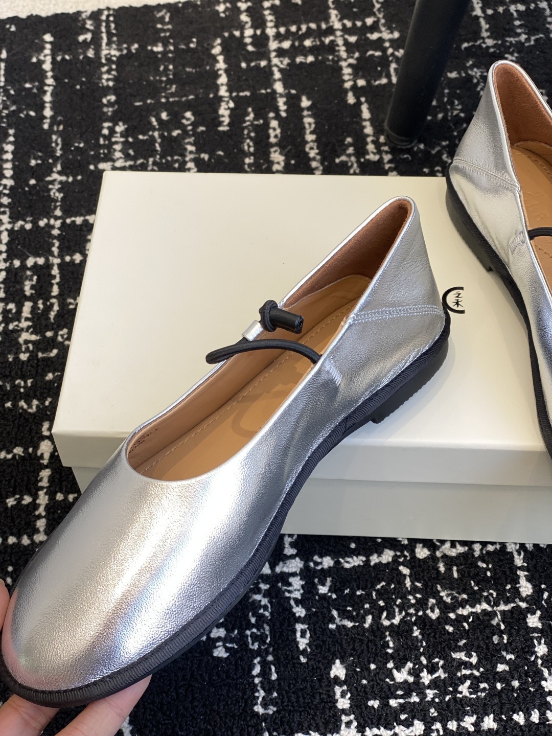 东莞原厂
原厂ICICLE之禾平底妈妈鞋来啦！之禾作为国产品牌来说是一个骄傲！完全不输外国的众多大牌子～