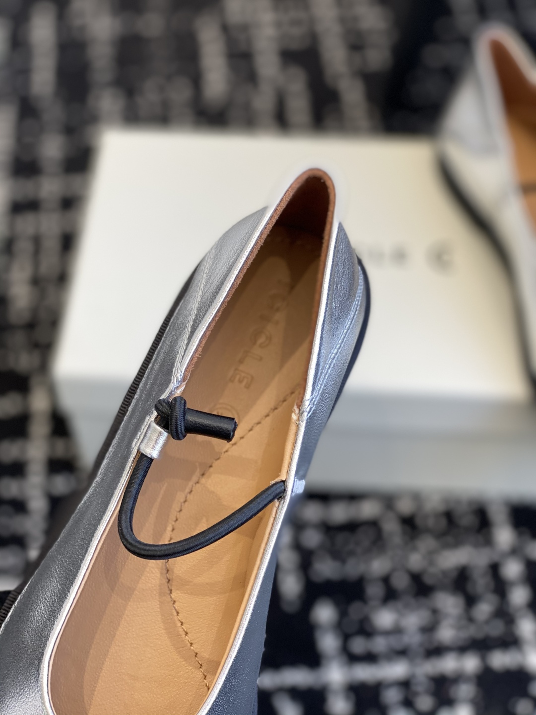 东莞原厂
原厂ICICLE之禾平底妈妈鞋来啦！之禾作为国产品牌来说是一个骄傲！完全不输外国的众多大牌子～