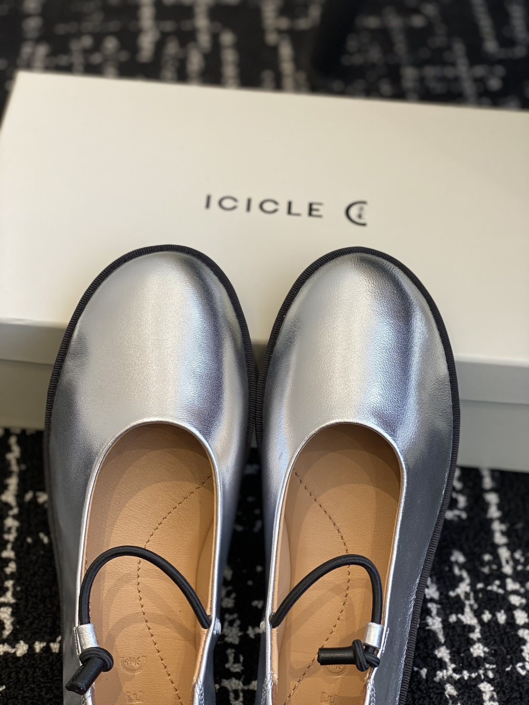 东莞原厂
原厂ICICLE之禾平底妈妈鞋来啦！之禾作为国产品牌来说是一个骄傲！完全不输外国的众多大牌子～