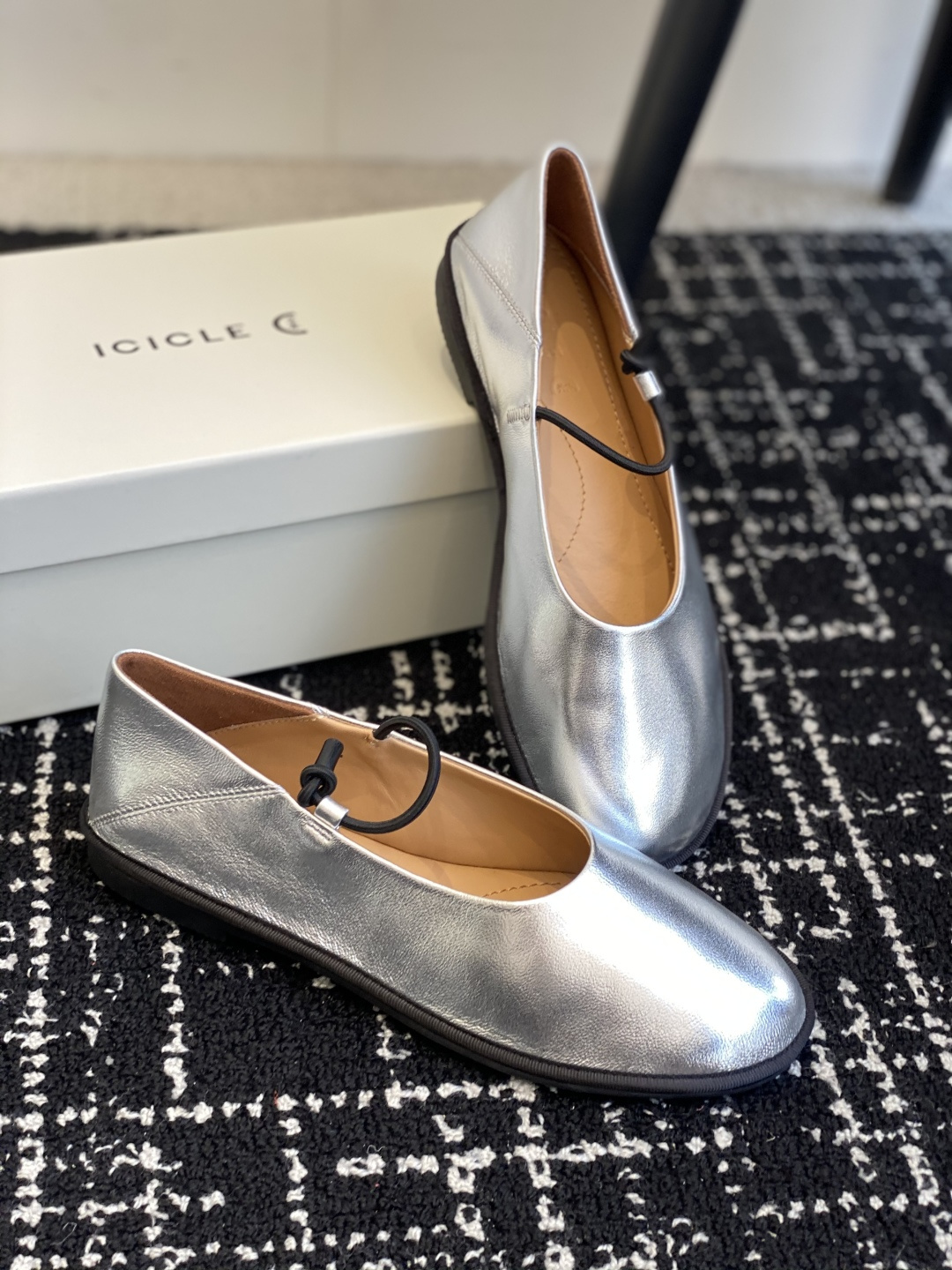 东莞原厂
原厂ICICLE之禾平底妈妈鞋来啦！之禾作为国产品牌来说是一个骄傲！完全不输外国的众多大牌子～