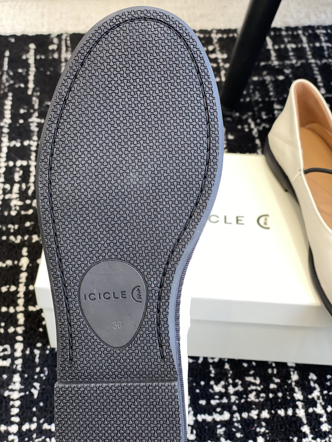 东莞原厂
原厂ICICLE之禾平底妈妈鞋来啦！之禾作为国产品牌来说是一个骄傲！完全不输外国的众多大牌子～