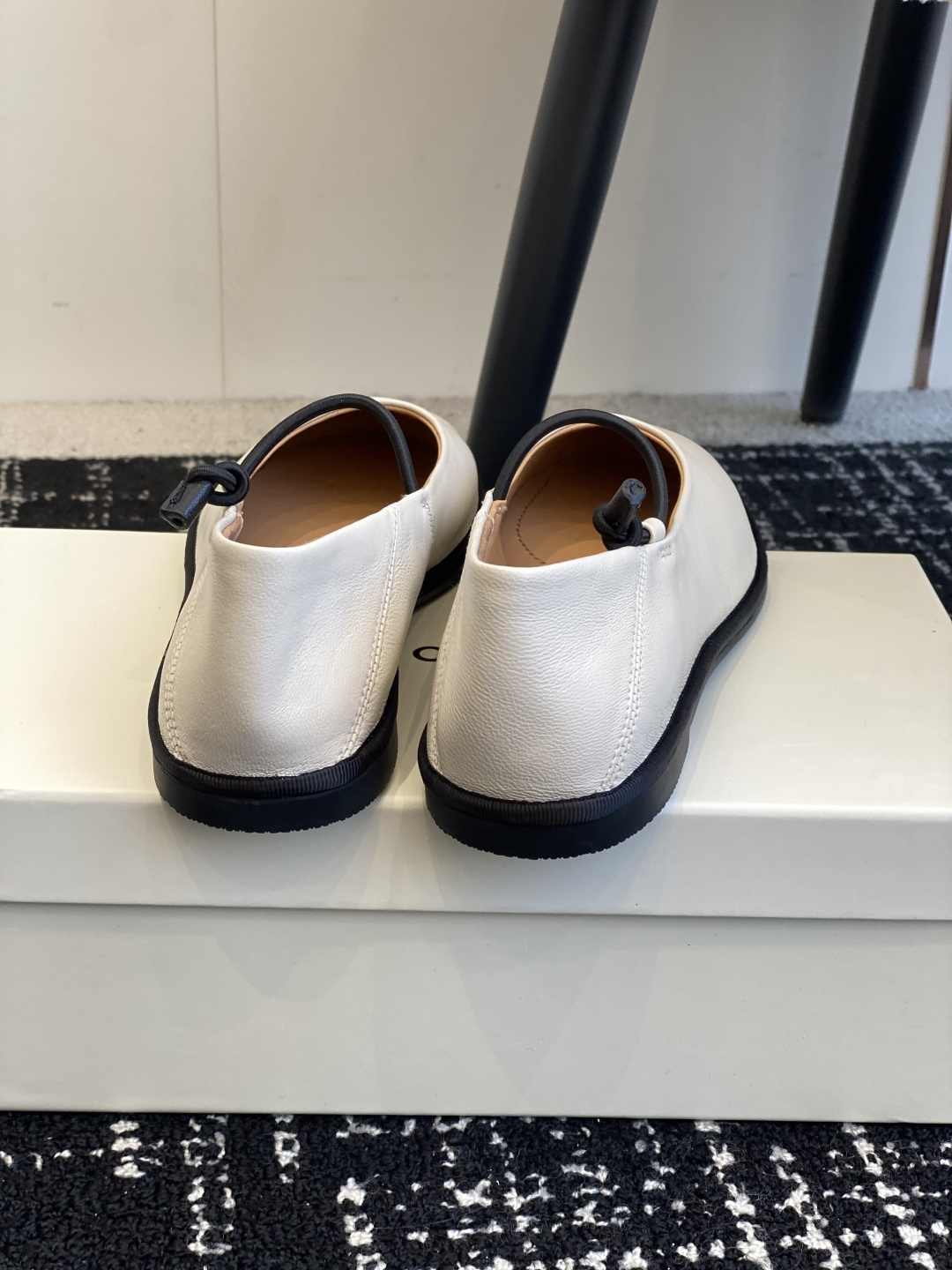 东莞原厂
原厂ICICLE之禾平底妈妈鞋来啦！之禾作为国产品牌来说是一个骄傲！完全不输外国的众多大牌子～