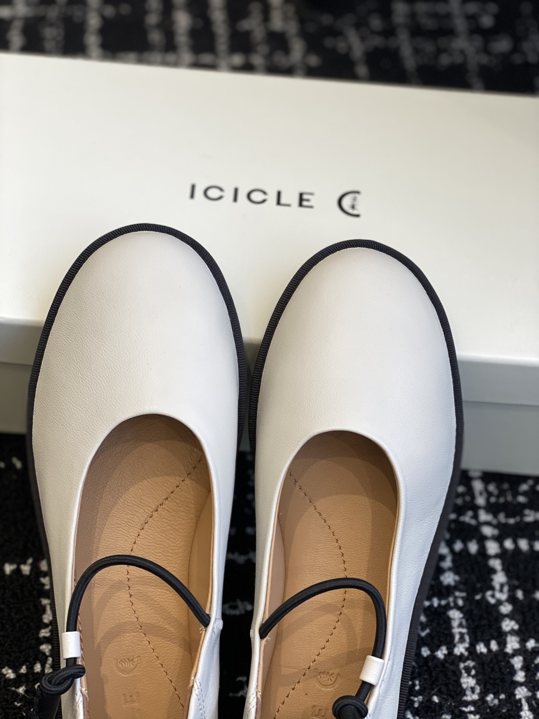 东莞原厂
原厂ICICLE之禾平底妈妈鞋来啦！之禾作为国产品牌来说是一个骄傲！完全不输外国的众多大牌子～