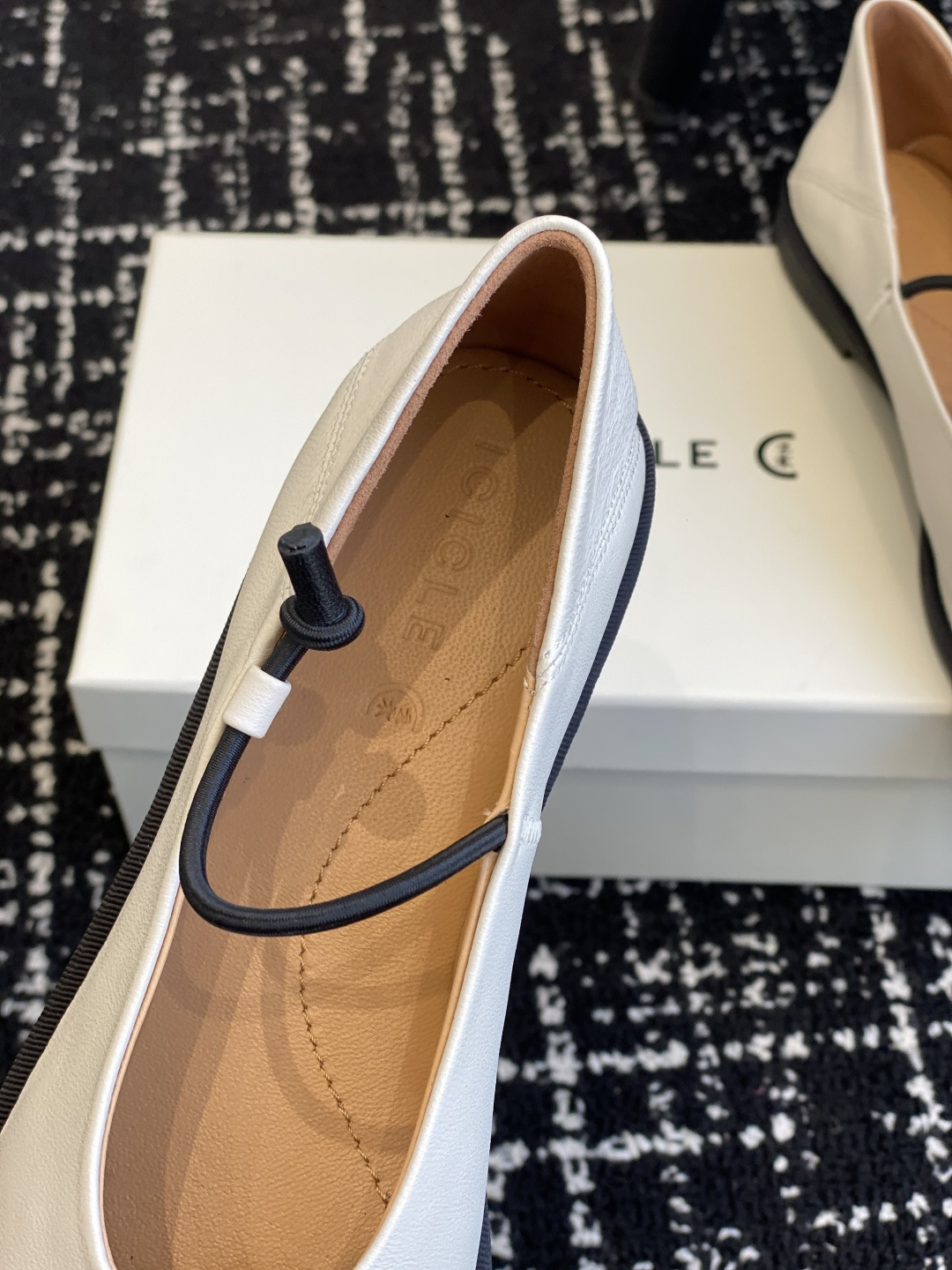 东莞原厂
原厂ICICLE之禾平底妈妈鞋来啦！之禾作为国产品牌来说是一个骄傲！完全不输外国的众多大牌子～