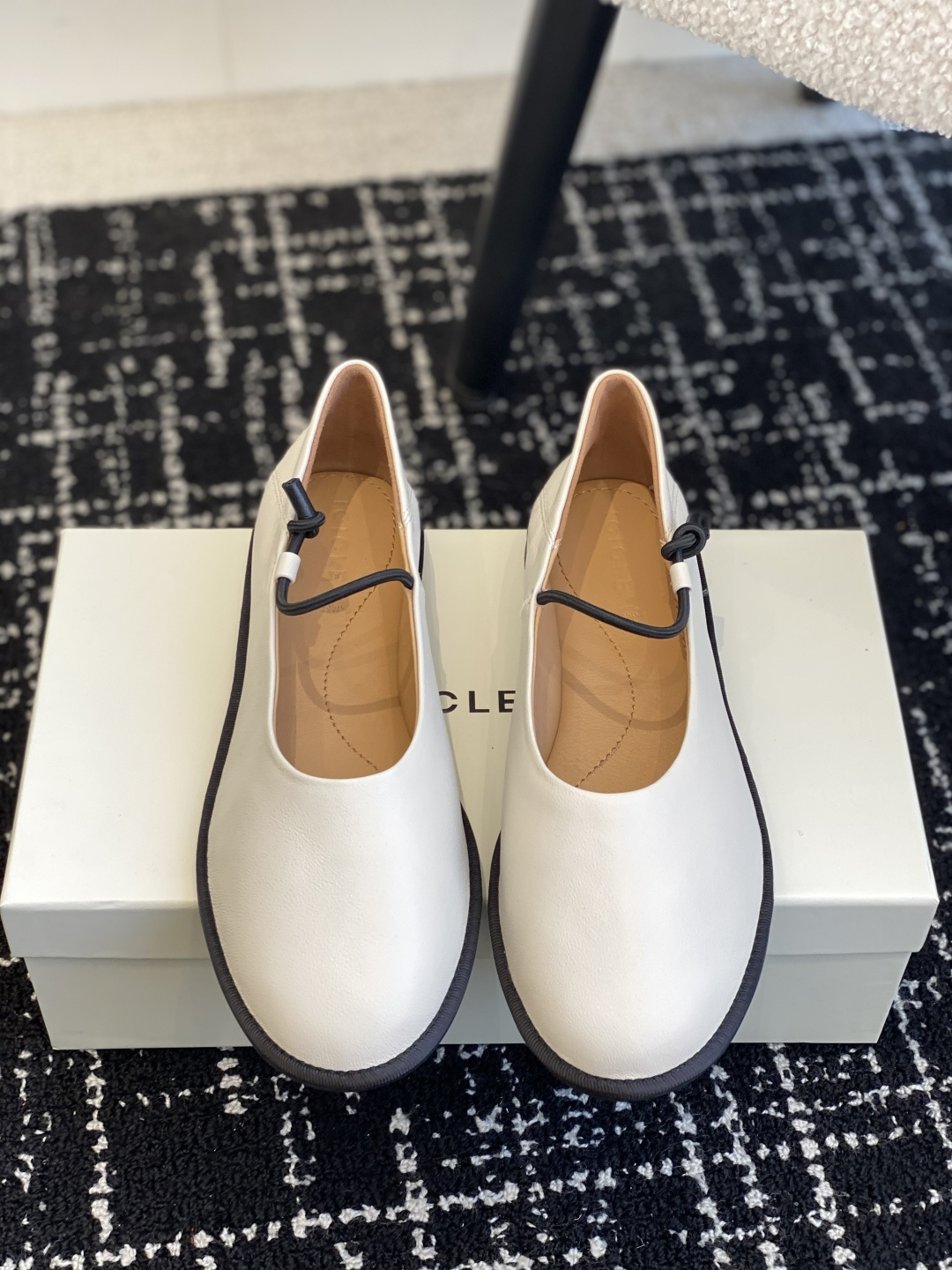 东莞原厂
原厂ICICLE之禾平底妈妈鞋来啦！之禾作为国产品牌来说是一个骄傲！完全不输外国的众多大牌子～