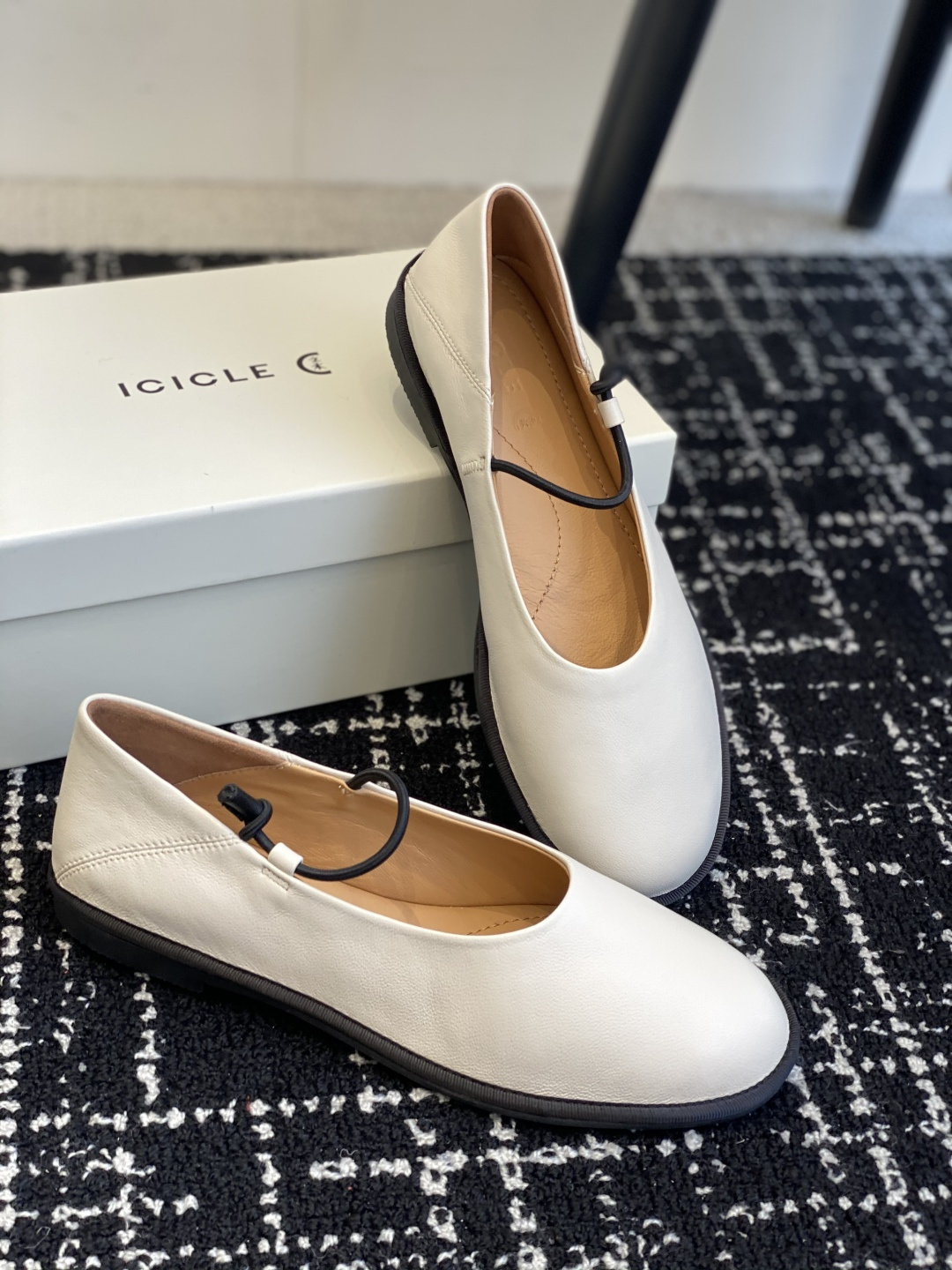 东莞原厂
原厂ICICLE之禾平底妈妈鞋来啦！之禾作为国产品牌来说是一个骄傲！完全不输外国的众多大牌子～