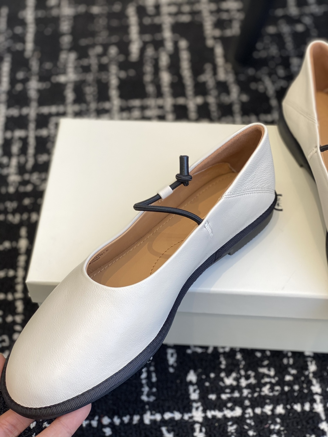 东莞原厂
原厂ICICLE之禾平底妈妈鞋来啦！之禾作为国产品牌来说是一个骄傲！完全不输外国的众多大牌子～