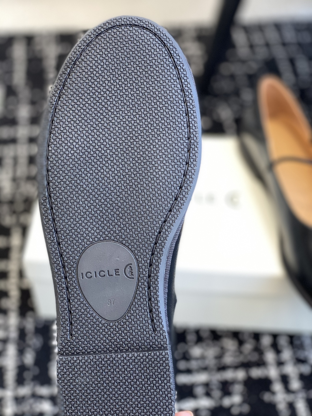 东莞原厂
原厂ICICLE之禾平底妈妈鞋来啦！之禾作为国产品牌来说是一个骄傲！完全不输外国的众多大牌子～