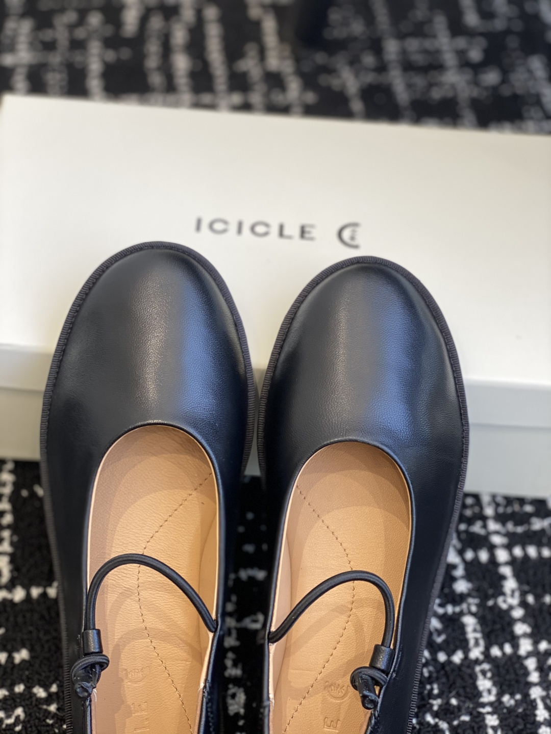 东莞原厂
原厂ICICLE之禾平底妈妈鞋来啦！之禾作为国产品牌来说是一个骄傲！完全不输外国的众多大牌子～
