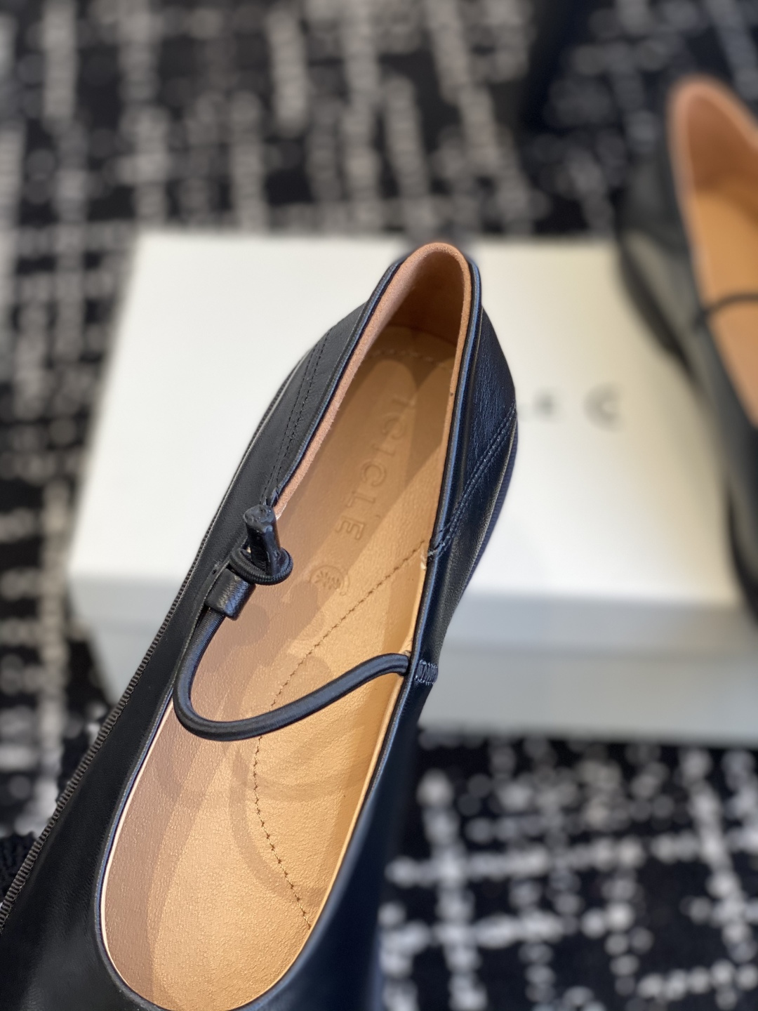 东莞原厂
原厂ICICLE之禾平底妈妈鞋来啦！之禾作为国产品牌来说是一个骄傲！完全不输外国的众多大牌子～