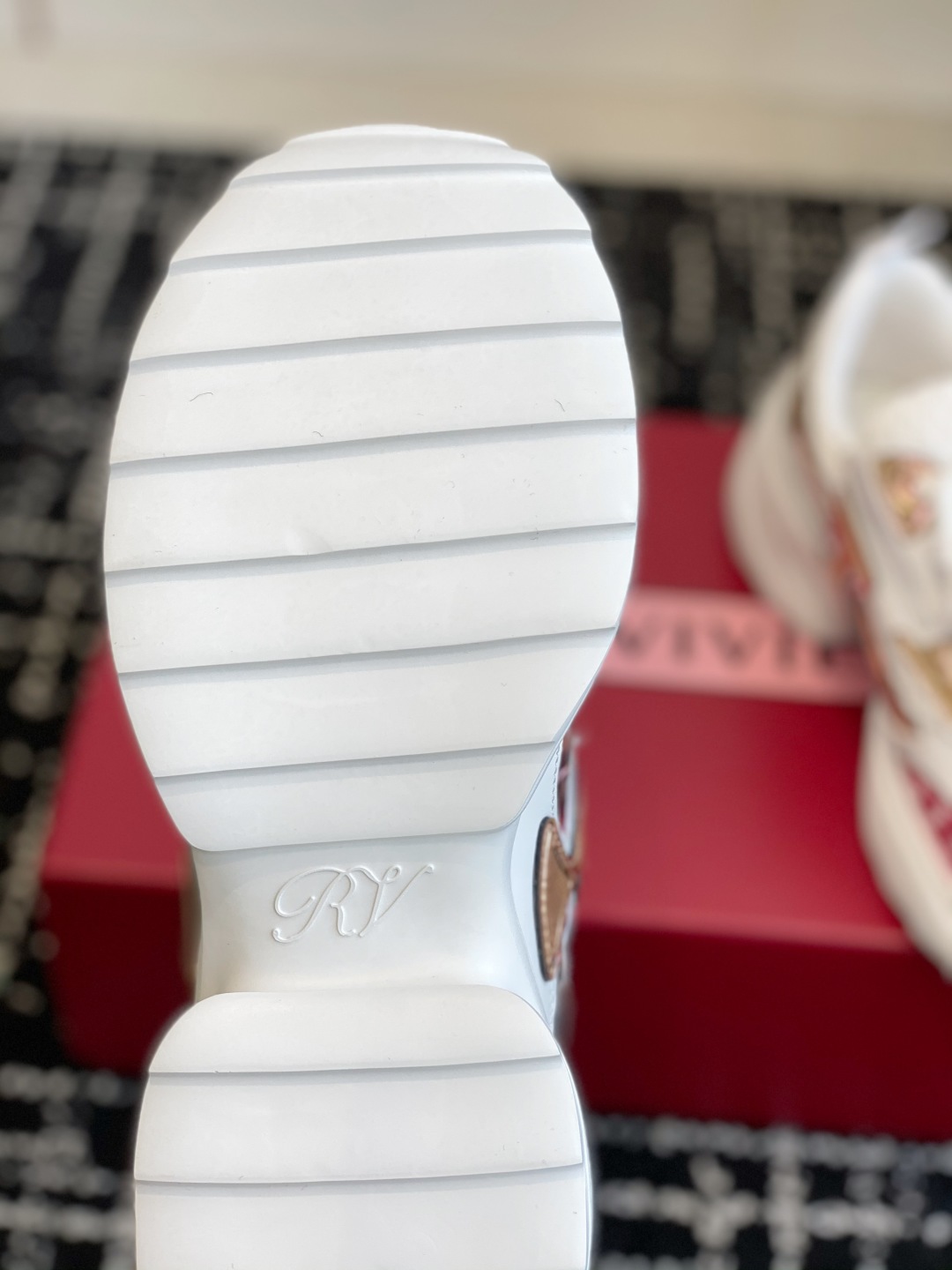 代购级
Roger Vivier 25ss 春夏 RV厚底运动鞋

休闲鞋以皮革拼镜面织物和网眼面料制成