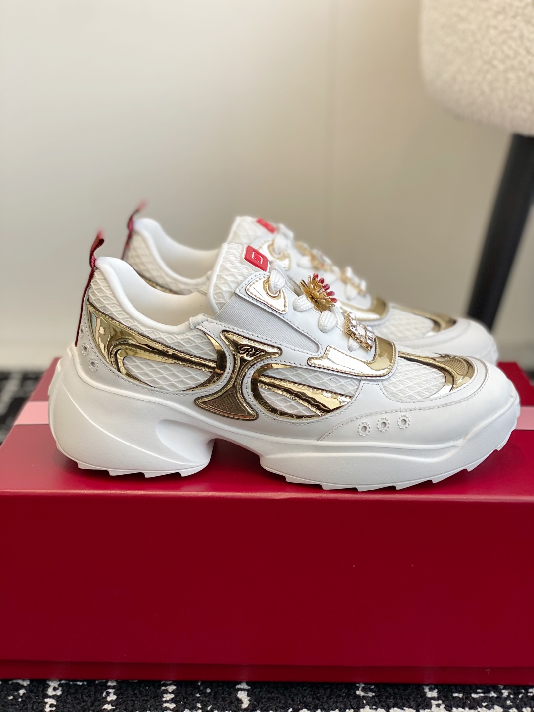 代购级
Roger Vivier 25ss 春夏 RV厚底运动鞋

休闲鞋以皮革拼镜面织物和网眼面料制成