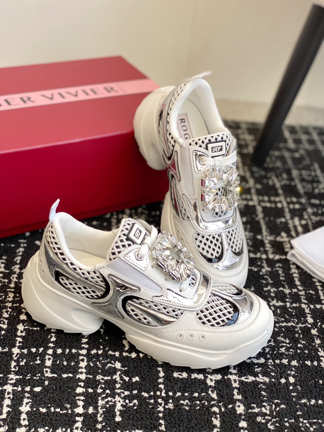 代购级
Roger Vivier 25ss 春夏 RV厚底运动鞋

休闲鞋以皮革拼镜面织物和网眼面料制成