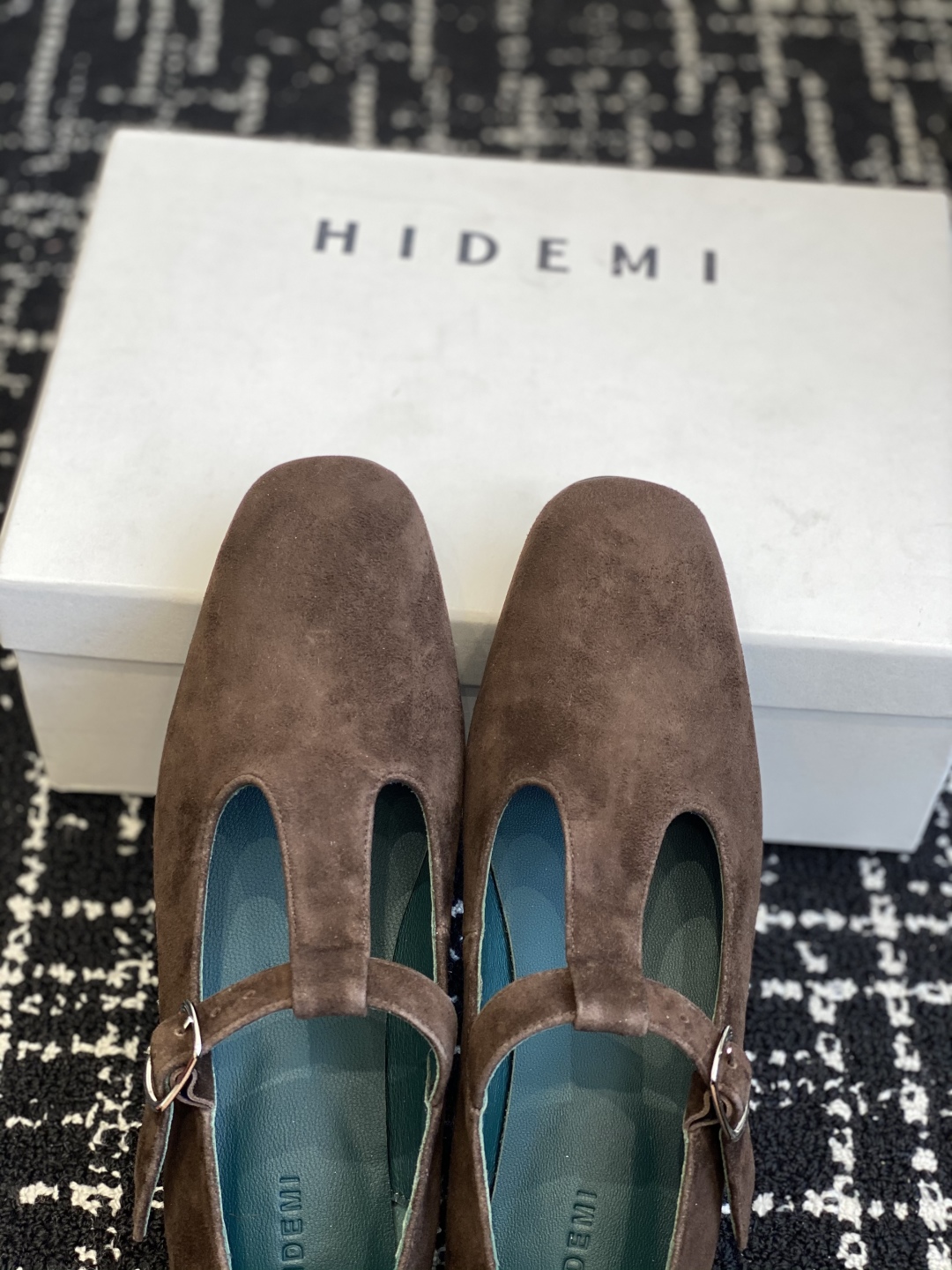 代购级
HIDEMI 25ss 新款春夏 玛丽珍 单鞋  

原版购自品独立开发！小方头设计，无论是搭配