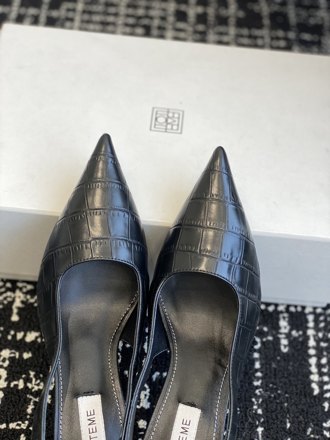 代购级
Toteme  25ss 春夏新款 后空凉鞋 细跟穆勒鞋

进口皮高级舒适，配女神们的半身裙，不